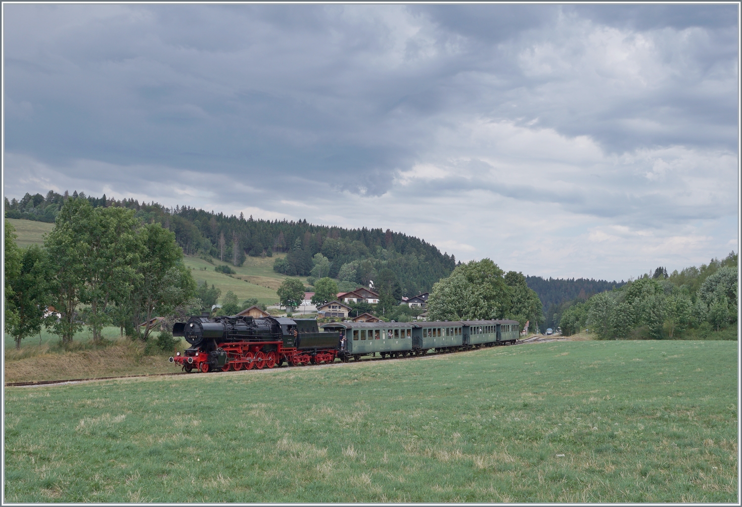 30 ANS CONI'FER /30 Jahre Coni'Fer - Kurz nach Le Touillon ist die Coni'Fer 52 8163-9 mit dem 12:30 Uhr Zug auf der Fahrt von Fontaine Ronde nach Les Hôpitaux Neufs. Bis zur Eröffnung des Mont d'Or Tunnel von Vallorbe (CH) nach Longevilles (F) und in der Folge der Strecke bis Frasne im Jahre 1915 verlief der internationale Verkehr über die nun von der Coni'Fer wieder z.Z. instant gestellten Strecke Vallorbe - Pontarlier -(Frasne). 

15. Juli 2012