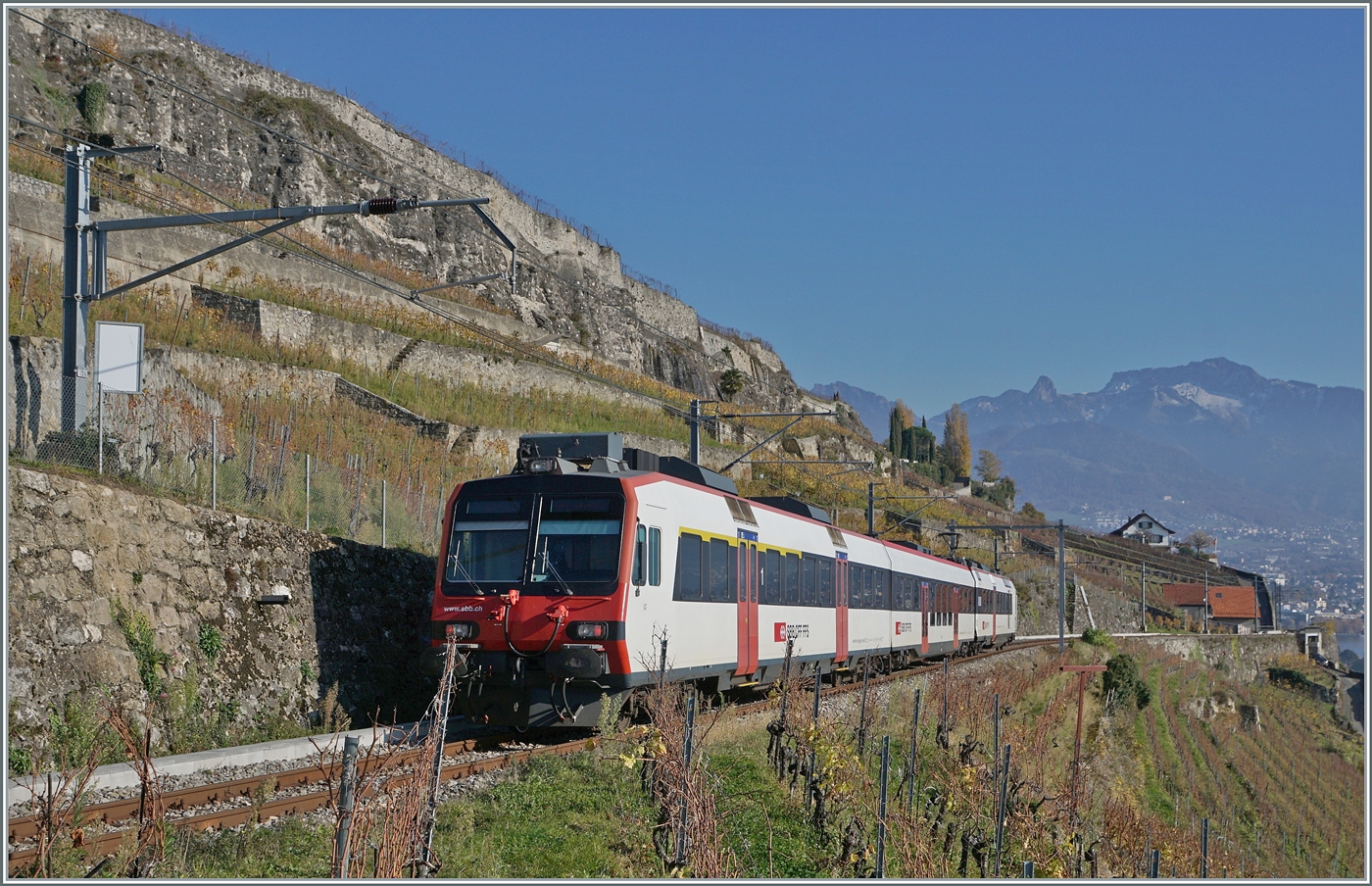 Als R 7 24749 ist ein SBB Domino mit dem RBDe RBDe 560 210 (UIC RBDe 560 DO 94 85 7 560 210-7 CH-SBB) oberhalb von St-Saphorin auf dem von Puidoux nach Vevey. 

15. Nov. 2024