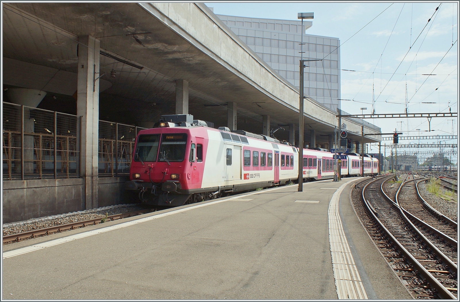 Am 1. Sept. war der (ex)  TRAVYS-DOMINO  nun SBB Domino bestehend aus  RBDe 560 DO 94 85 7 560 384-0 CH-SBB mit dem B NPZ DO 50 85 29-43 384-1 CH-SBB und dem ABt NPZ DO 50 85 29-43 984-6 CH-SBB weiterhin in einem Broyetalumlauf unterwegs und so konnte ich den Zug ein weiteres Mal bei der Ankunft in Lausanne auf Gleis 70 fotografieren.

1. Sept. 2024