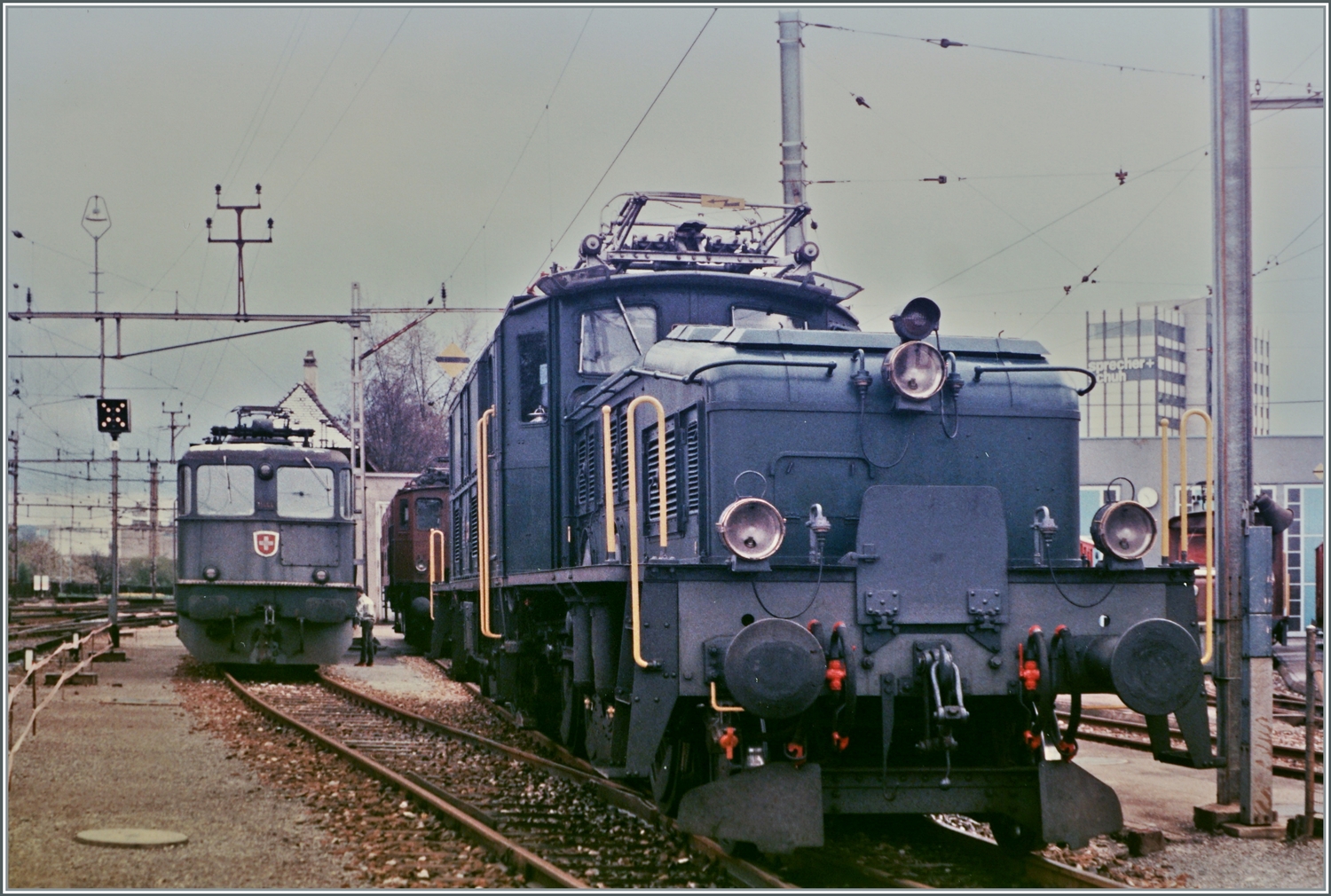 Anlässlich der Eisenbahn Amateur Delegierten Versammlung in Aarau zeigen die WSB und SBB einige Fahrzeuge. Im Bild links die SBB Ae 6/6 11444  Aarau , bildfüllend ein SBB  Krokodil  und im Hintergrund eine weitere Altbaulok. (Mit näheren Angaben kann ich leider nicht aufwarten) 

Analogbild vom April 1985