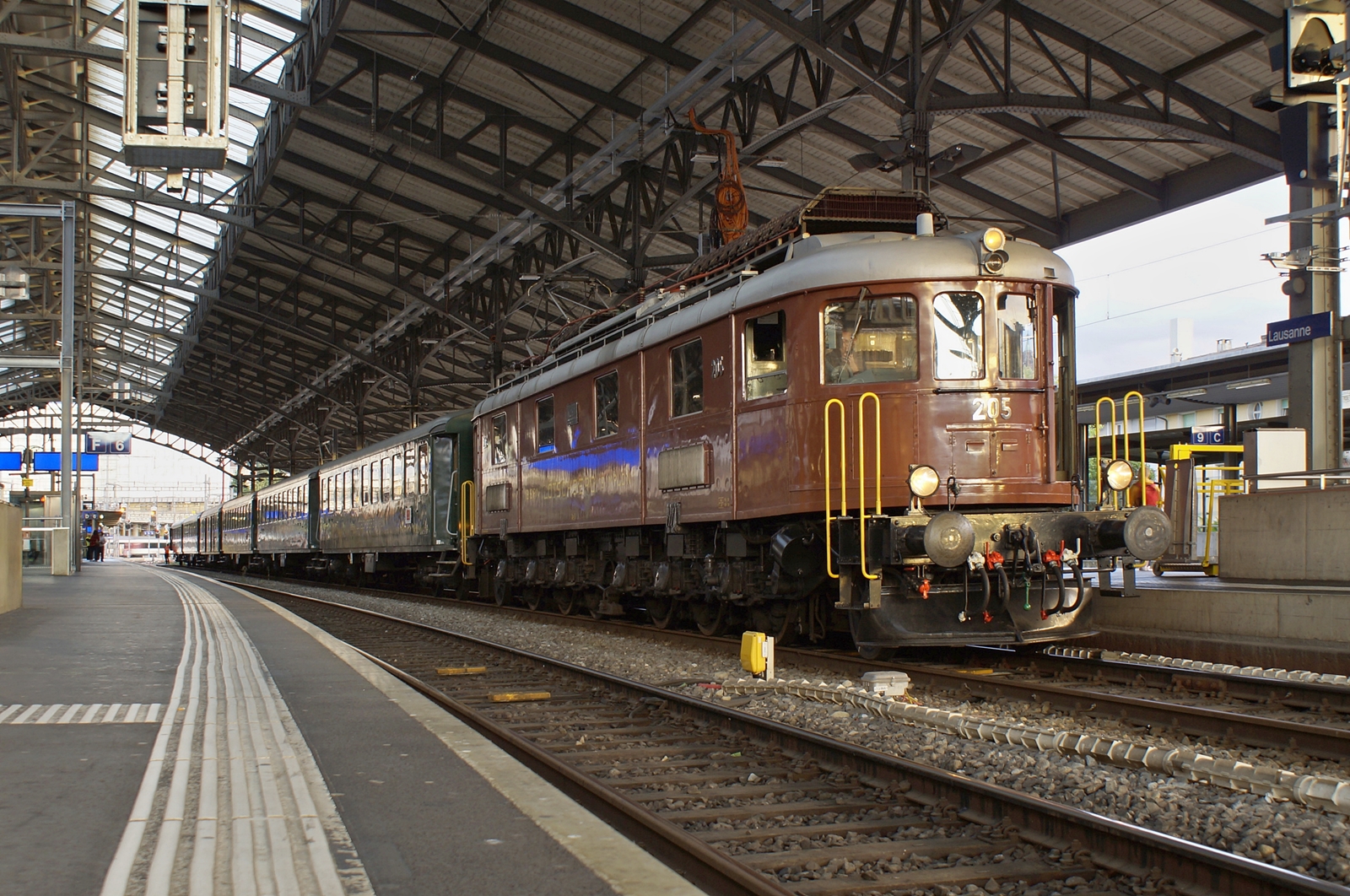 Auf der Rückfahrt von La Chaux de Fonds nach Vallorbe reichte es in Lausanne im letzten Licht mit einer Langzeitbelichtung den  L'Association 141R568  Train Chasse mit der ex BLS Ae 6/8 205 nochmals zu fotografieren.

14. Oktober 2023