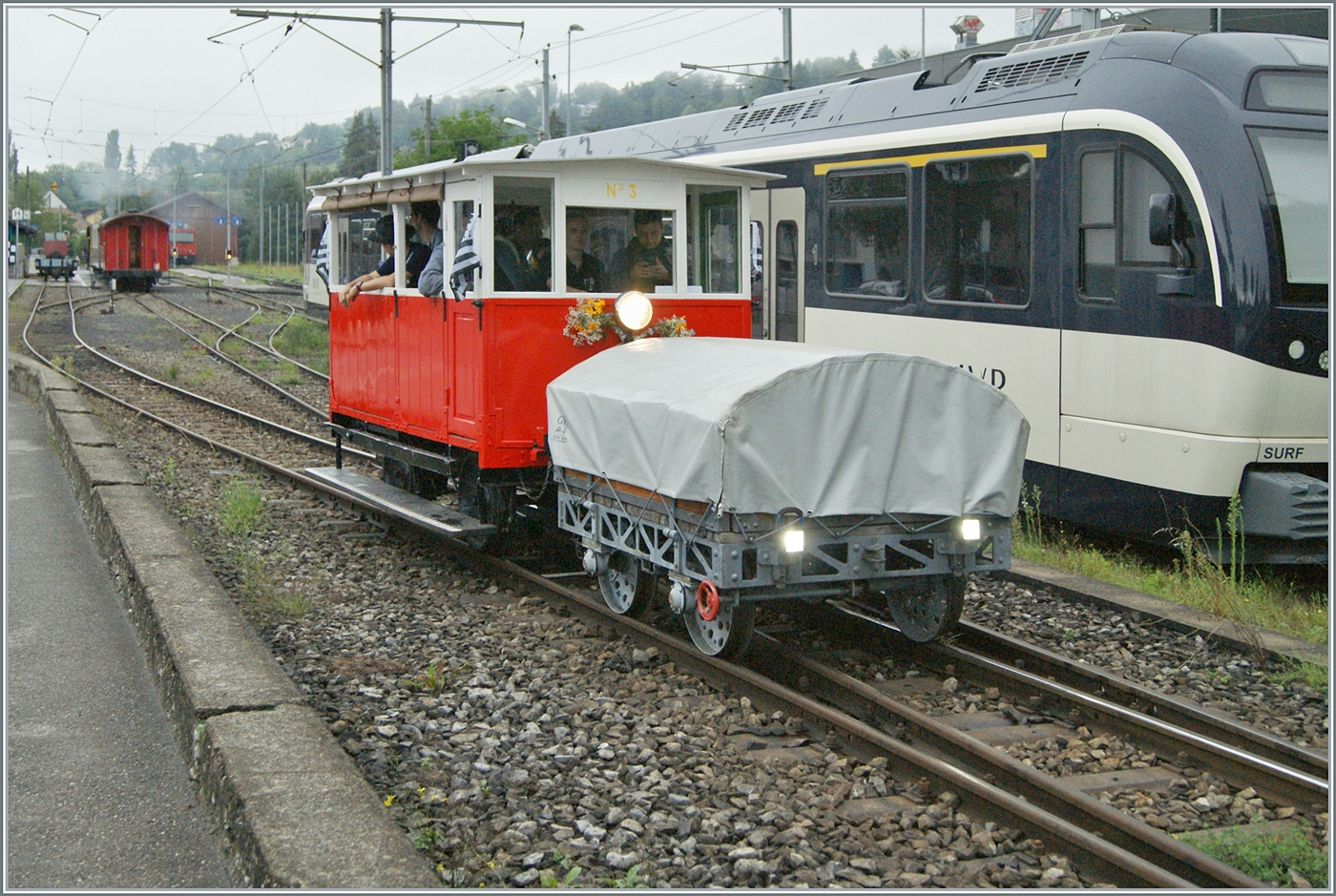 Autour de la voie ferrée / Rund um die eiserne Bahn (Herbstevent 2024) - die Dm 2/2 N° 3 verläst mit ihrem Beiwagen als  Biniou Express  Blonay in Richtung Chantemerle. 

8. Sept. 2024