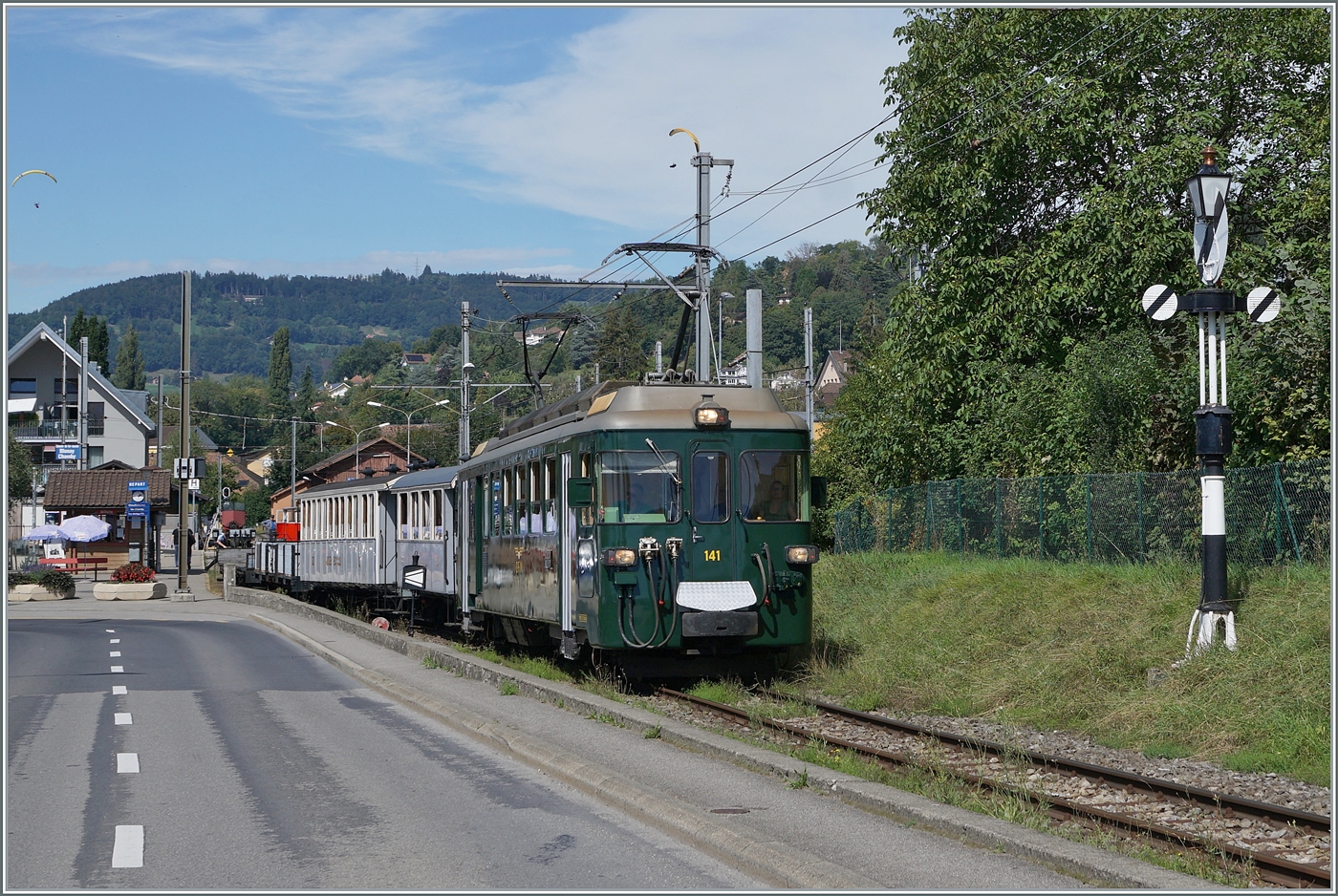 Autour de la voie ferrée / Rund um die eiserne Bahn (Herbstevent 2024) - Für den Kiestransport beschaffte die GFM im Jahre 1972 die beiden Treibwagen mit der Bezeichnung BDe 4/4 141 und 142.  GFM Histoique  arbeitete ihren BDe 4/4 141 auf und zeigt ihn nun in der ursprünglichen Farbgebung.

Das Bild zeigt den BDe 4/4 141 bei der Abfahrt in Blonay miteinem gemischen Zug nach Chaulin. 

7. September 2024 