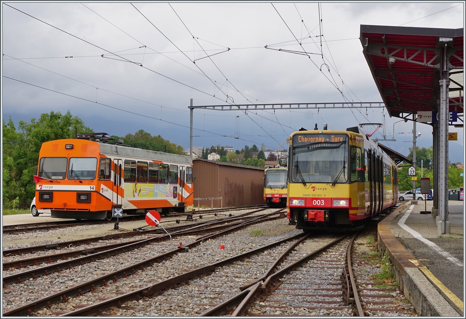 Bahnhof Orbe mit dem defekten Stadler Be 2/2 N° 14 (links im Bild) und dem dafür erworbenen Be 4/8 003 als Regionalzug nach Chavornay.

15. August 2022