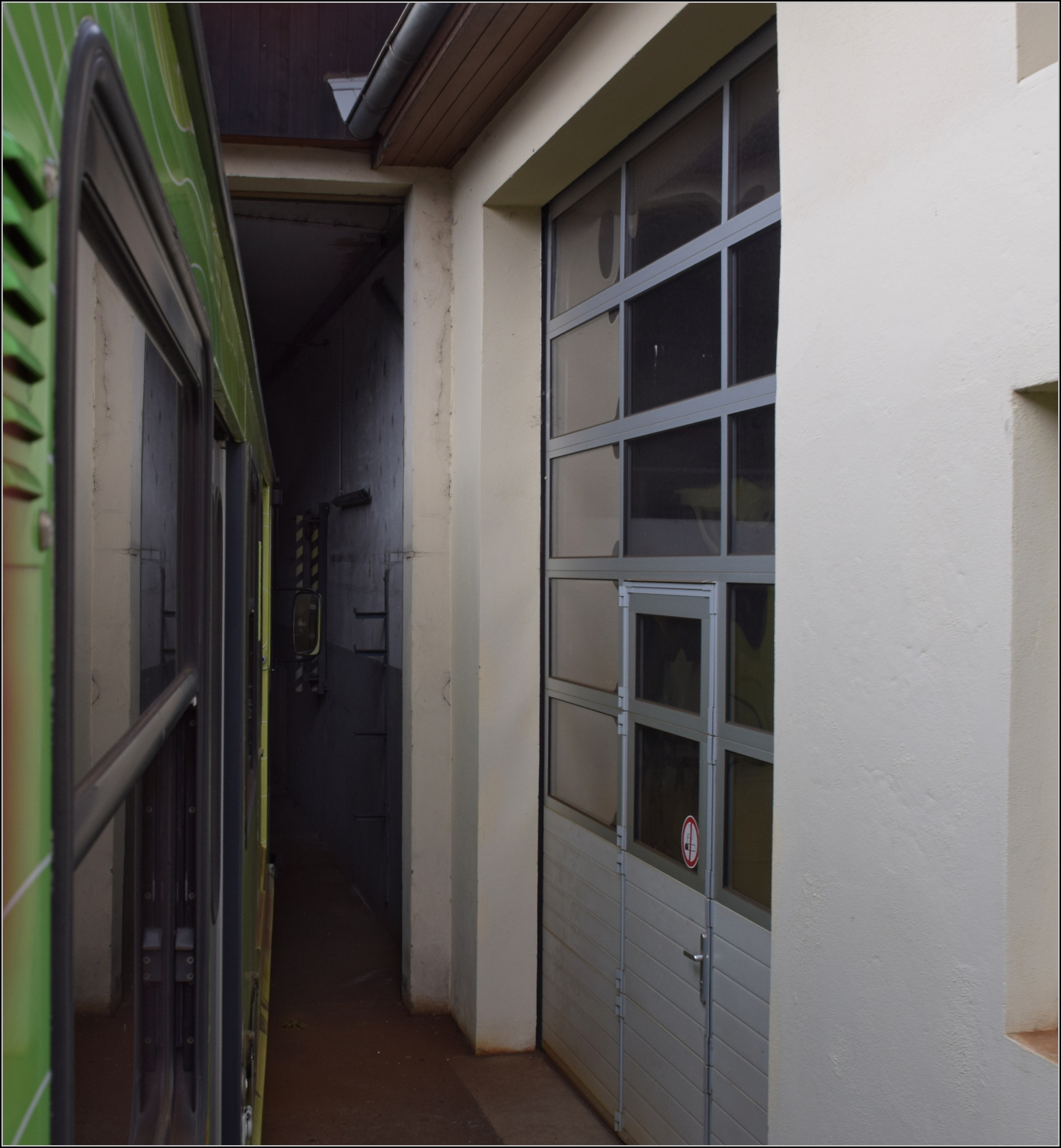 BDeh 4/4 313 bringt den Zug mit Bt 351 und Bt 362 nach Aigle. Im Depot Aigle wird Kopf gemacht. Lange Z�ge m�ssen bis ins Depot reinfahren. Aigle, Janaur 2026.