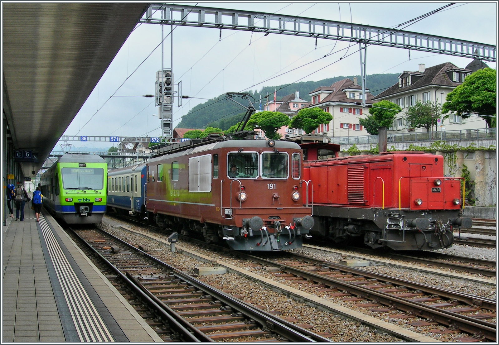BLS Re 4/4 190 - 195 ab 1982; die BLS Re 4/4 191  Reichenbach  mit einer RE Komposition in Spiez, eingerahmt vom BLS Nina 525 011 nach Fruttigen und der SBB Bm 4/4 18430.

5. Juni 2008