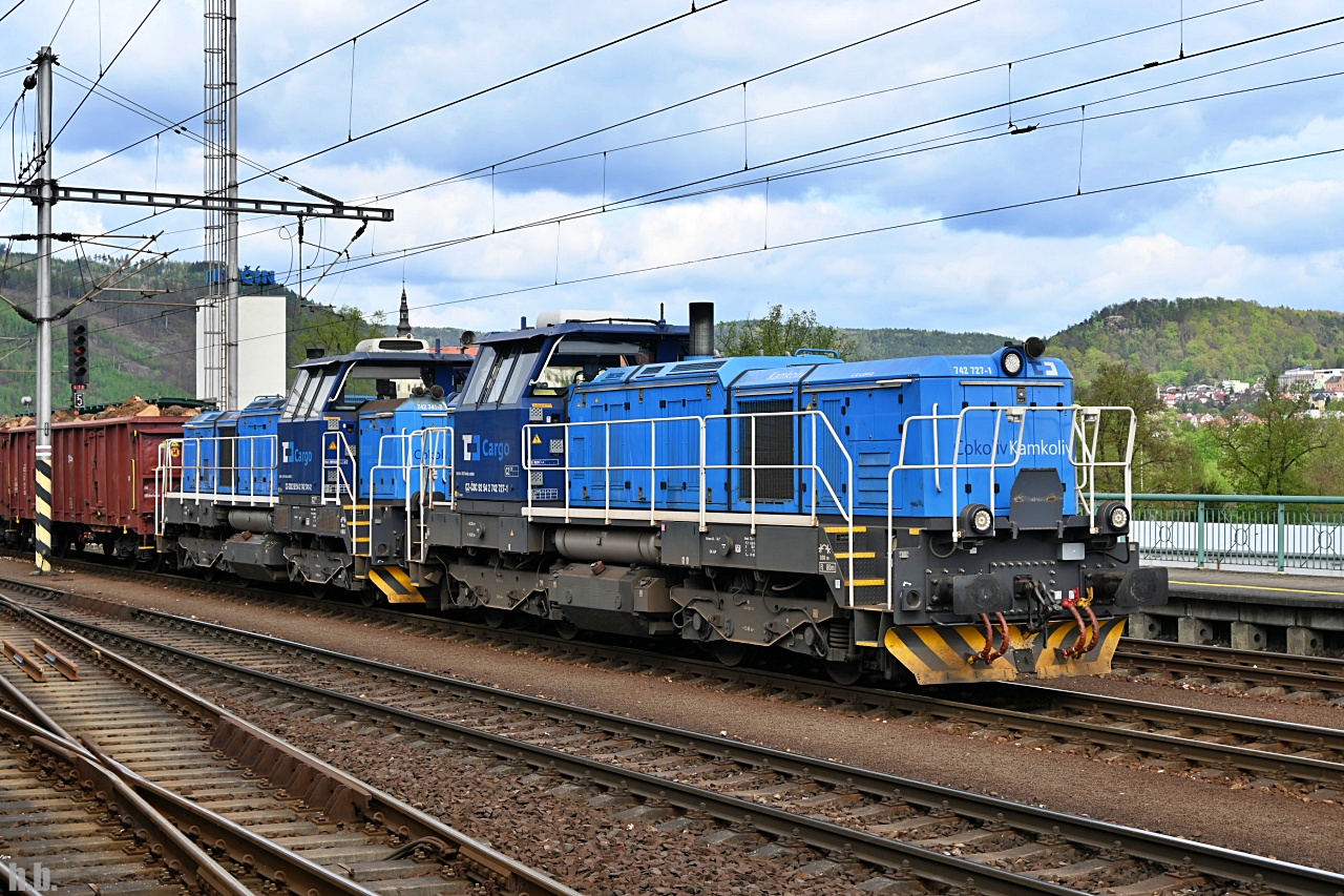 CDC 742 727-1 und 742 741-2 fuhren mit einen g�terzug durch decin hl.n.,10.04.24