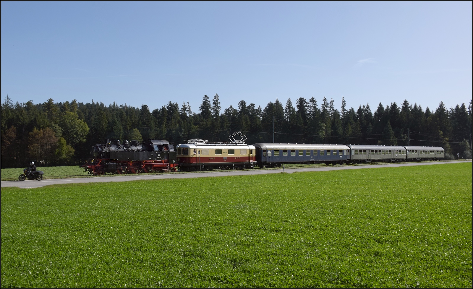 Dampftage Huttwil mit frisch genesenem Bubikopf. 

Verfolgung eines Motorradfahrers im Herrengraben mit 64 518 und Re 4/4 I 10034. Oktober 2023