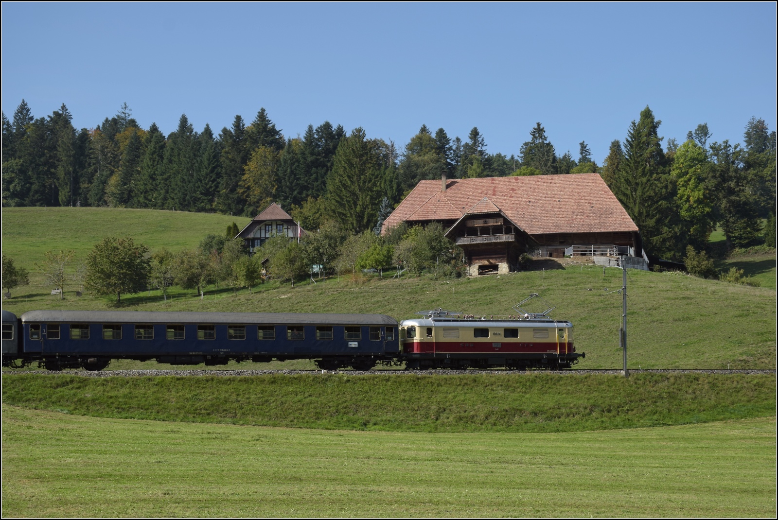 Dampftage Huttwil mit frisch genesenem Bubikopf. 

Kurswagen ins Emmental, oder so ähnlich, mit Re 4/4 I 10034. Wydithub, Oktober 2023.