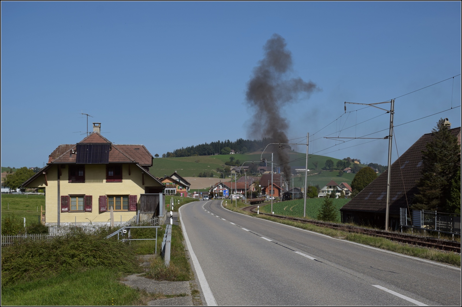Dampftage Huttwil.

Ed 3/4 2 der Solothurn-Münster-Bahn auf dem Weg nach Sumiswald-Grünen. Vorder Gasse, Oktober 2023.