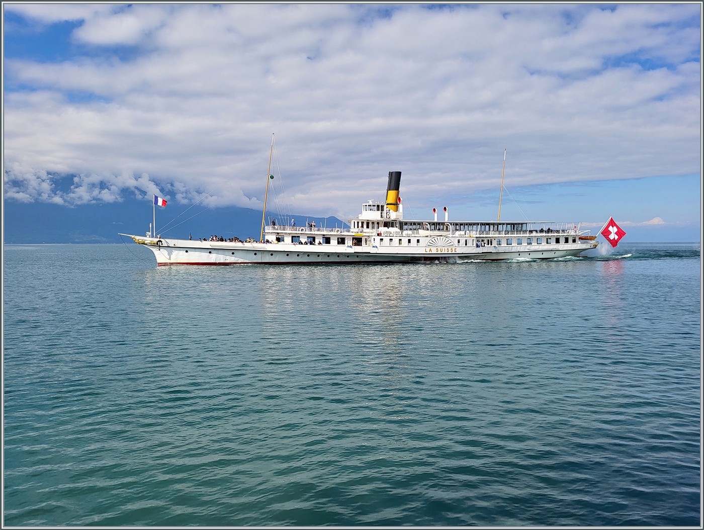 Das CGN Kursschiff  LA SUISSE  bei Vevey vor dem Hintergrund der Savyoer Alpen (Frankreich)

4. Juni 2024