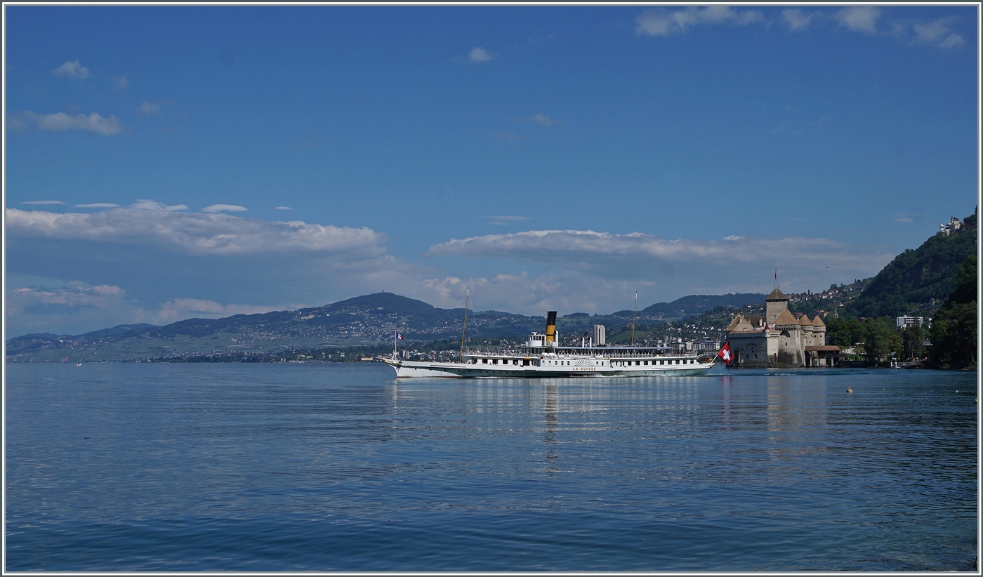 Das CGN Kursschiff  LA SUISSE  ist nach dem An- und Ablegen an der Schiffsanlegestelle Château de Chillon nun auf dem Weg nach Villeneuve.

5. Juni 2024
