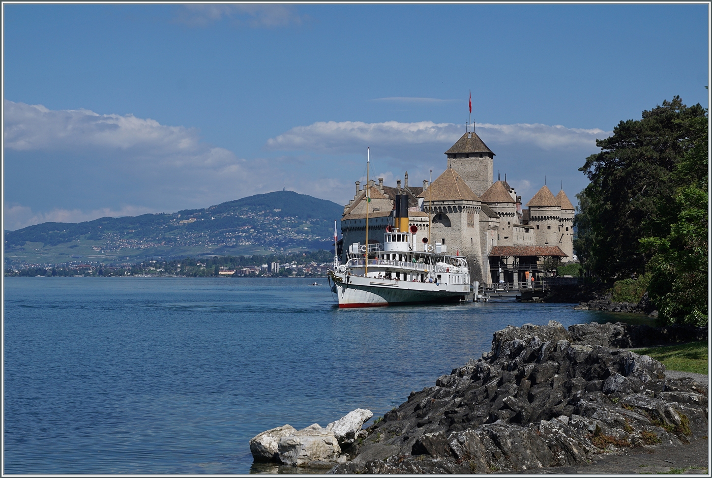 Das CGN Kursschiff  LA SUISSE  verlässt nach einem kurzen Halt die Schiffsanlegestelle Château de Chillon, im Hintergrund das namensgebende Schloss. 

5. Juni 2024
