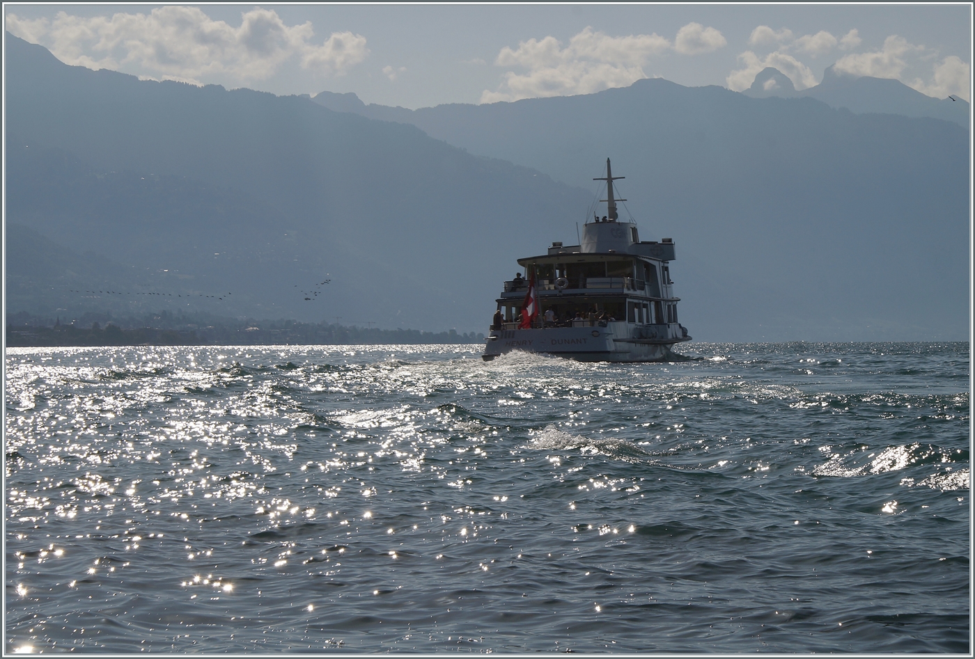 Das CGN Motorschiff HERNY - DUNANT ist auf der Fahrt von Lausanne Ouchy nach St-Gingolph und hat die Anlegestelle Rivaz St-Saphorin verlassen und steuert nun Vevey-Marché an.

16. August 2024