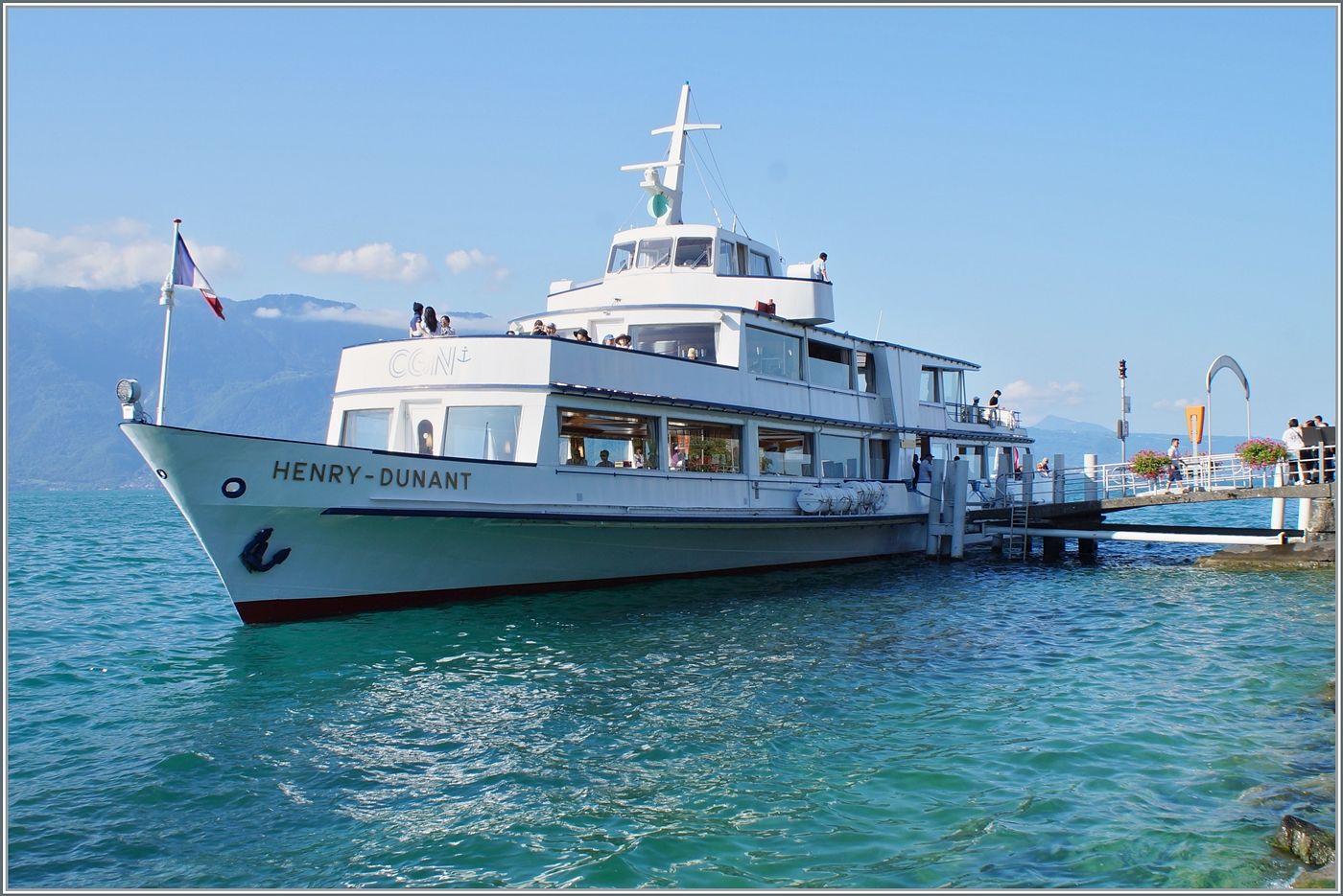 Das CGN Motorschiff HERNY - DUNANT ist auf der Fahrt von Lausanne Ouchy nach St-Gingolph und legt in Rivaz St-Saphorin an. 

16. August 2024