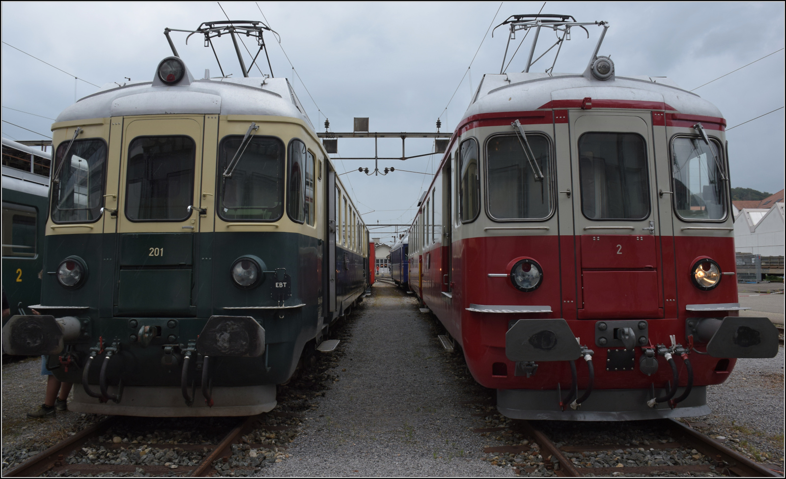Depotfest Olten 2023. 

Der Hochleistungstriebwagen der SOB im EBT-Kleid BDe 4/4 201 und der äußerlich gleich aussehende EAV-Triebwagen BDe 4/4 15 der WM. August 2023.
