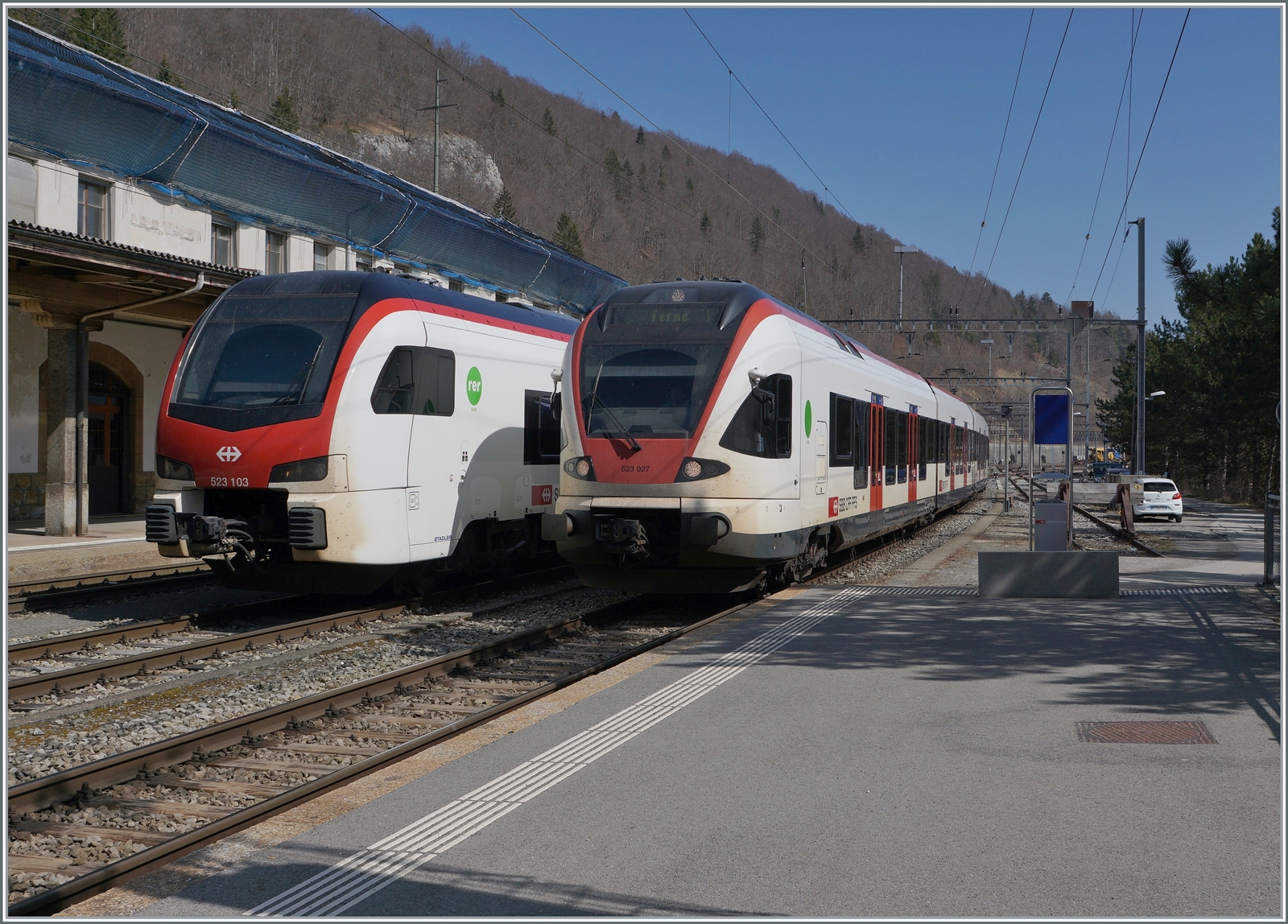 Der aus Aigle in Vallorbe eintreffende SBB Flirt RABe 523 027 und der abgestellte Flirt 3 RABe 523 103 bilden eine guten Vergleich der beiden verschiedenen Flirt-Bauarten.

24. März 2022