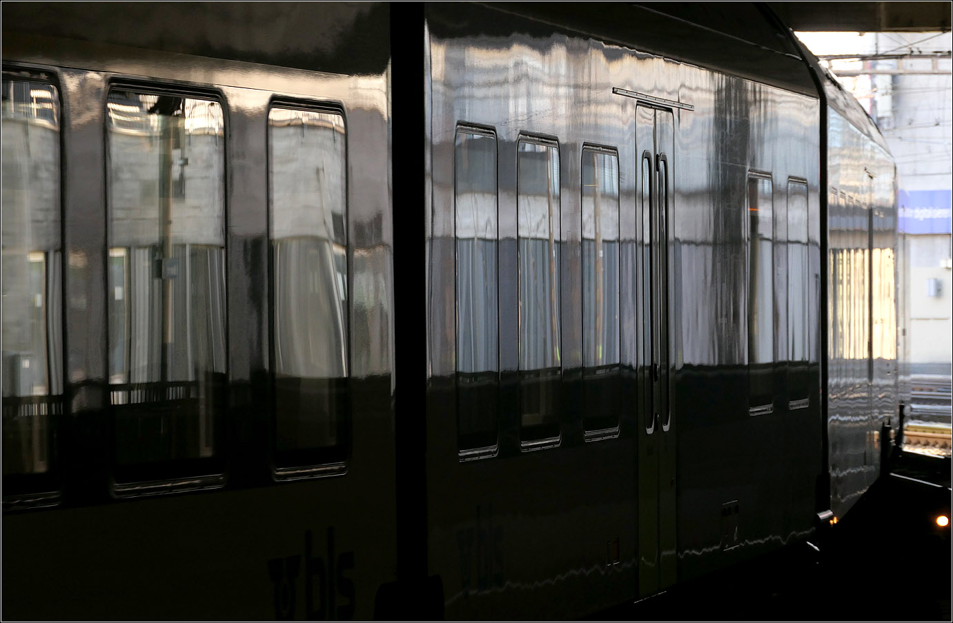 Der Bahnhof Bern - 

Eine kleine Serie mit der Einfahrt eines ICE 4 in den Berner Bahnhof.

Bei der weiteren Einfahrt des RE1 auf Gleis 9 wird der Ausblick hinaus zum Lorrainviadukt mit dem ICE 4 für einen Moment verdeckt.

07.03.2025