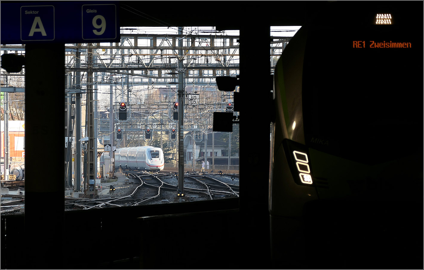 Der Bahnhof Bern - 

Eine kleine Serie mit der Einfahrt eines ICE 4 in den Berner Bahnhof.

Rechts taucht der RE1 nach Zweistimmen in das Dunkel des Bahnhofes auf Gleis 9 ein, während draußen auf dem Lorraineviadukt der ICE 4 wartet.

07.03.2025