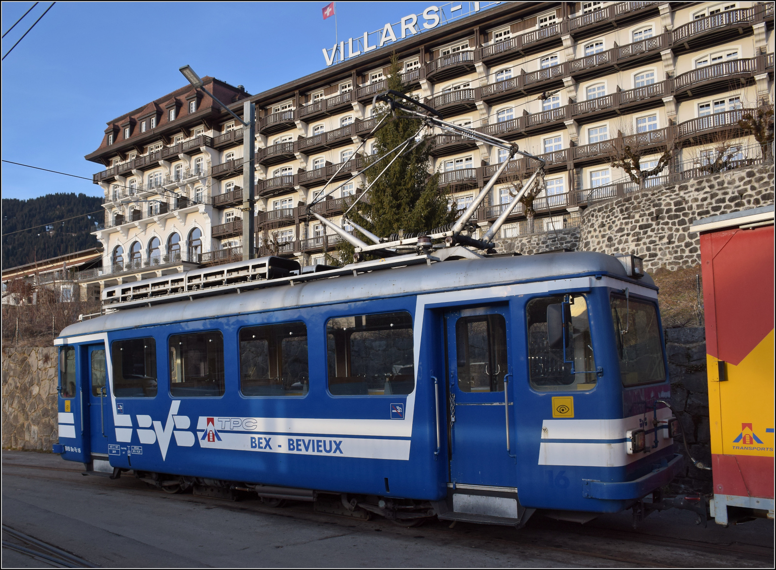 Der Be 2/3 16 wurde 1948 von MFO und SWS an die BVB geliefert. Offensichtlich bestand damals erhöhter Bedarf an nicht-zahnradgetriebenen Fahrzeugen bei dieser Bahn. Damals war die zahnlose Strecke von Gryon bis Chesières noch einige Kilometer länger. Heute ist der Wagen für Rangieraufgaben in Villar-sur-Ollon vorgesehen wo die Strecke als Kopfbahnhof endet. Villars-sur-Ollon, Januar 2026.