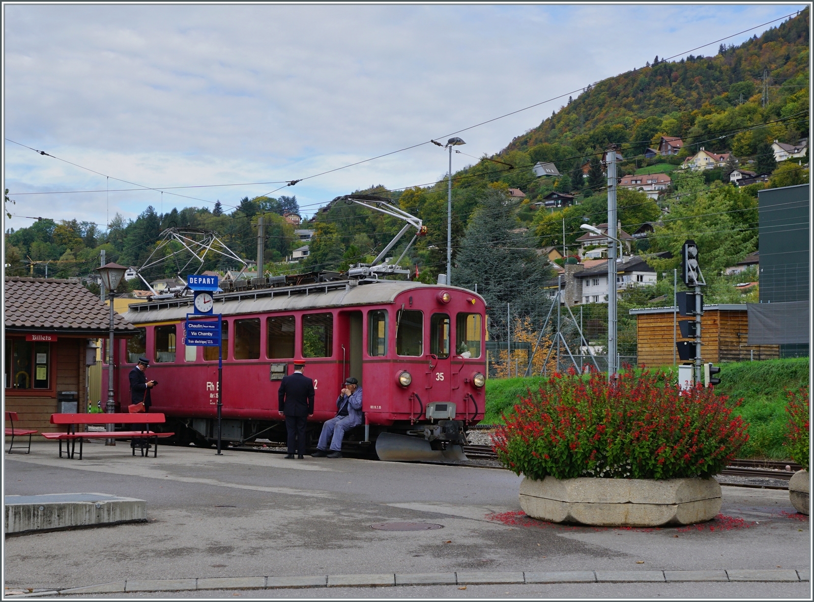 Der Bernina Bahn RhB ABe 4/4 I 35 wendet in Blonay für die Rückfahrt nach Chaulin. 

15. Okt. 2022