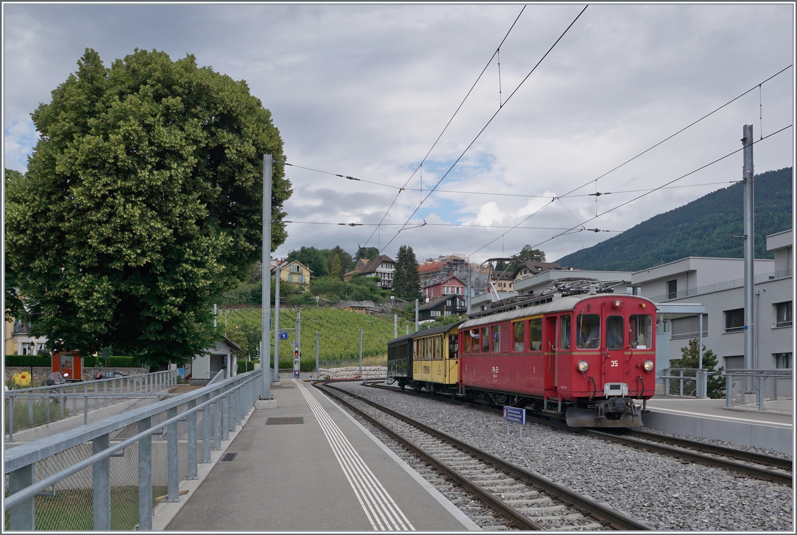 Der Blonay-Chamby RhB ABe 4/4 I N°35 wartet mit seinem Riviera Belle Epoque in St-Légier Gare auf den Gegenzug. 

5. Juni 2022