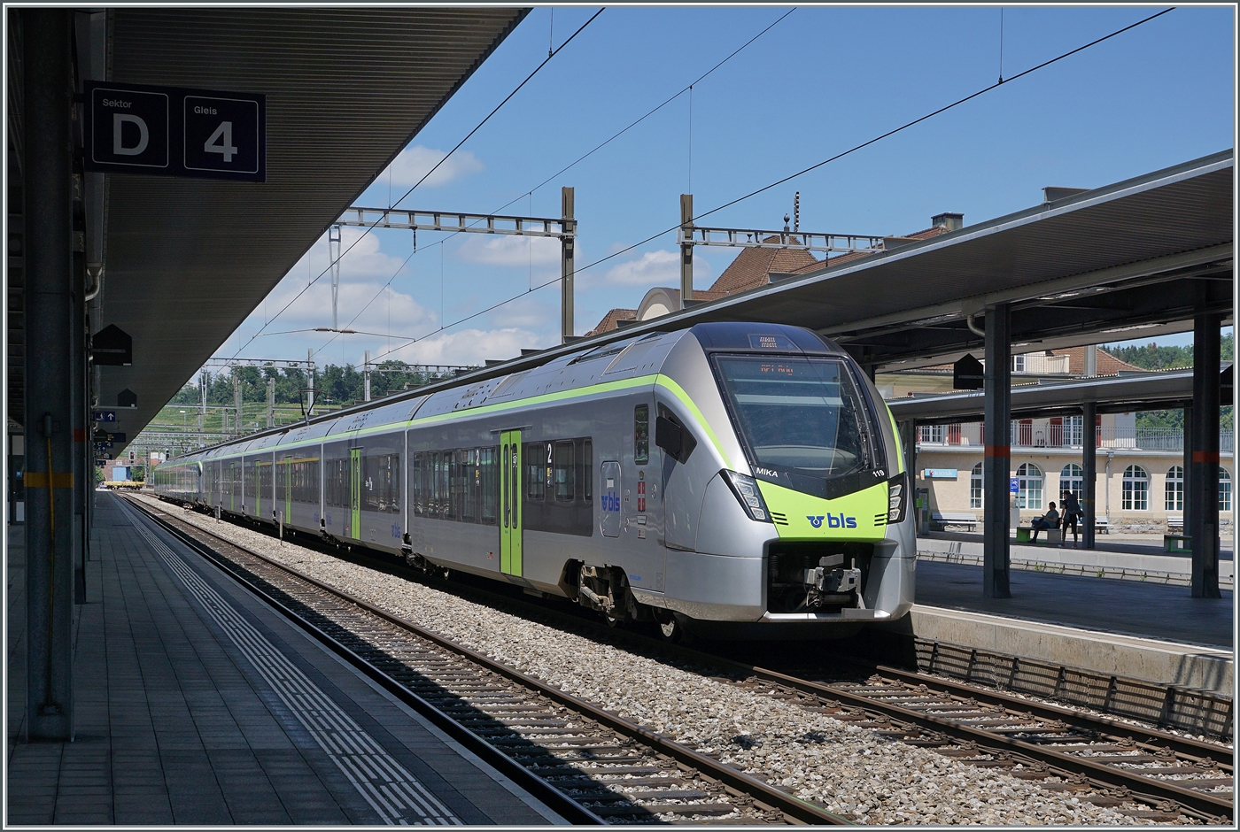 Der BLS RABe 528 119  Città di Domodossola  wartet in Spiez als RE1 auf die Abfahrt nach Brig. 

23. Juli 2024