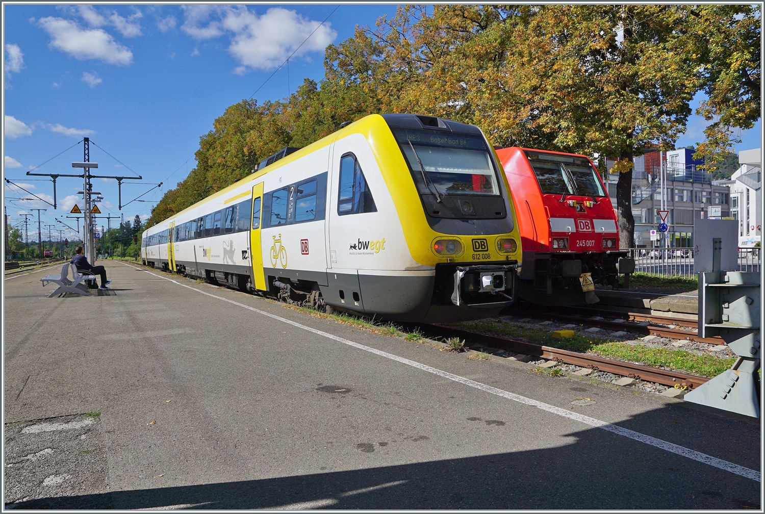 Der DB 612 008 wartet in Singen auf die Abfahrt nach Basel Bad. Bf. Recht im Bild noch knapp zu erkennen die DB 245 007. 

19. Sept. 2022