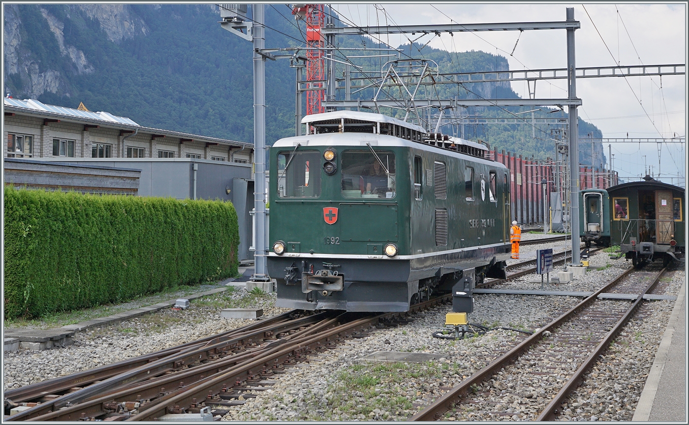 Der Extrazug wurde in Meiringen auf Gleis vier von SBB HGe 4/4 I N° 1992  Giswil abgestellt; der  Muni  rangiert nun weiter, um in der Folge auf Gleis zwei aus- bzw. abgestellt zu werdne.

23. August 2025