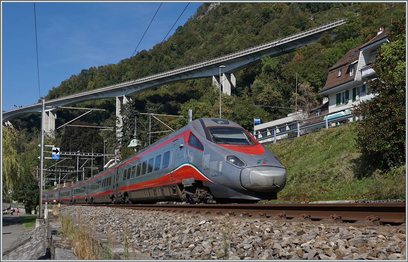 Der FS Trenitalia ETR 610 012 ist kurz vor Villeneuve auf dem Weg nach Milano. 

27. Sept. 2023