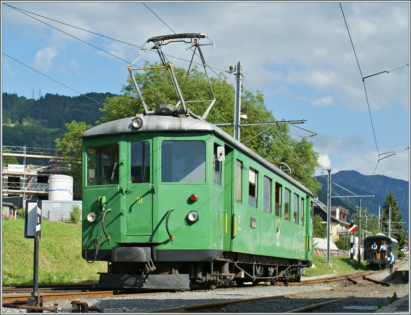 Der GFM Triebwagen Be 4/4 111 war einige Zeit der Blonay Chamby im Einsatz und kam dann zur 2012 gegründeten GFM Historique. Der Triebwagen wurde bei SWS/Alioth 1903 gebaut und als 	CEG CFe 4/4 11 in Betrieb genommen. 1928 wurde er nach einem ersten Umbau zum BCe 4/4 111 und 1956 nach einem zweiten Umbau 1956 zum GFM 	Be 4/4 111. 
Das Bild zeigt den Triebwagen beim Rangieren in Blonay. 

5. Juni 2010