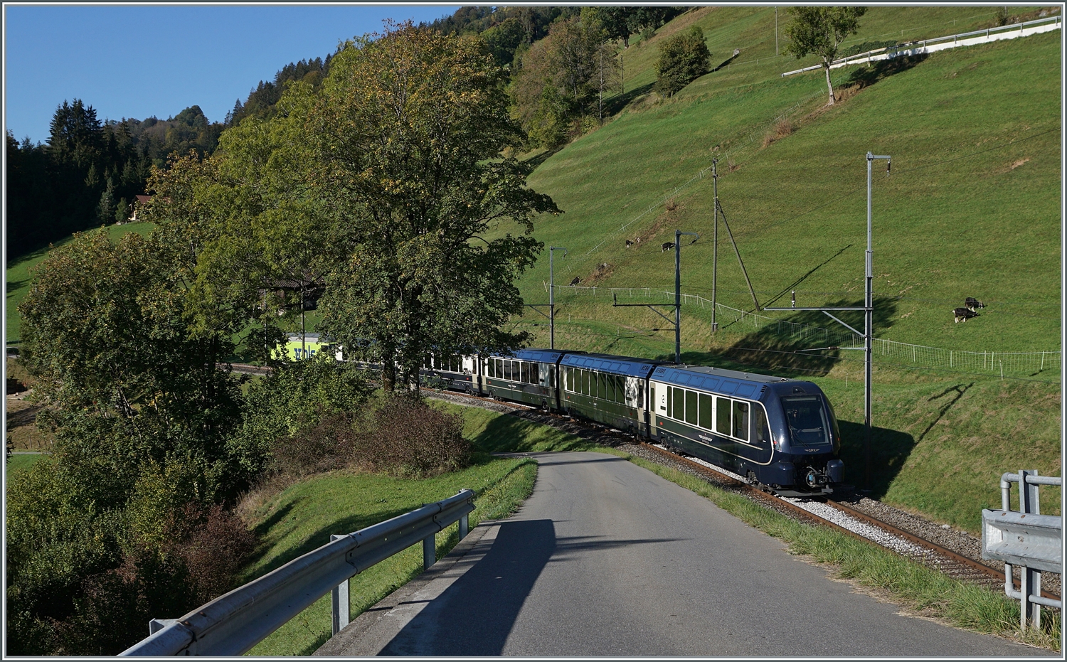 Der GoldenPass Express ist bei Enge im Simmental auf dem Weg nach Montreux. Die führendne BLS Re465 ist nur schwach hinter dem Baum zu erkennnen.

7. Okt. 2023