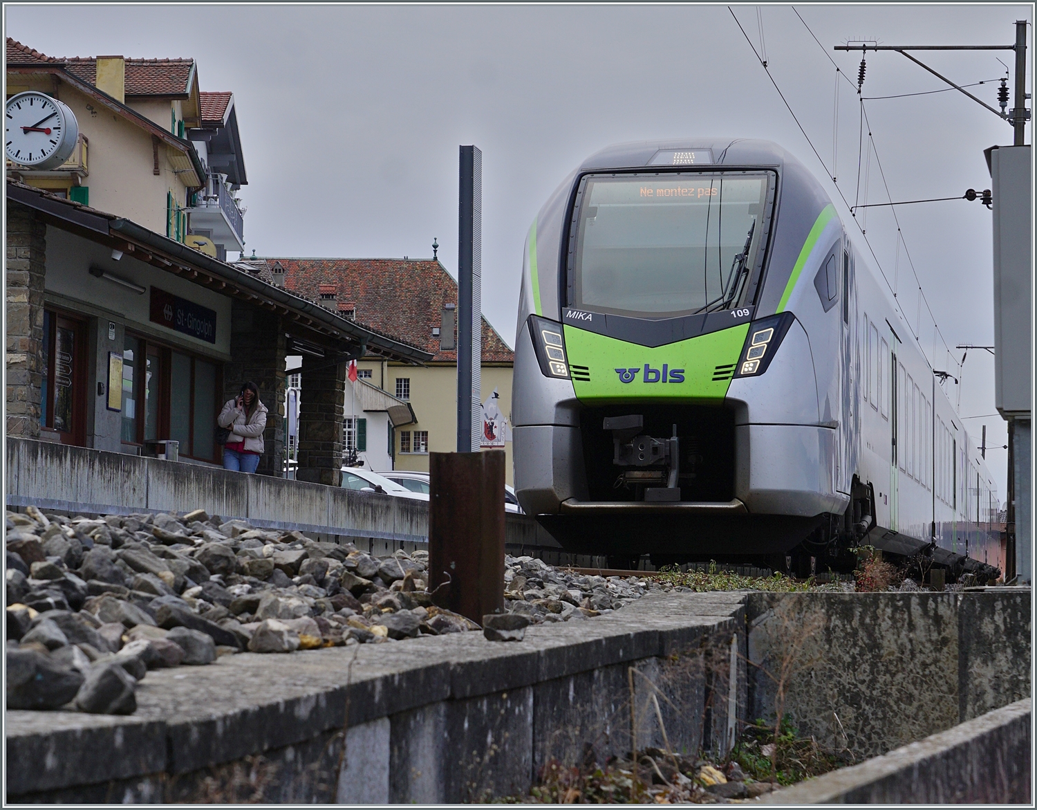 Der von der Region Alps gemietet BLS RABe 528 109 wartet in St-Gingolph auf die Abfahrt als R91 nach Brig.

4. M�rz 2024