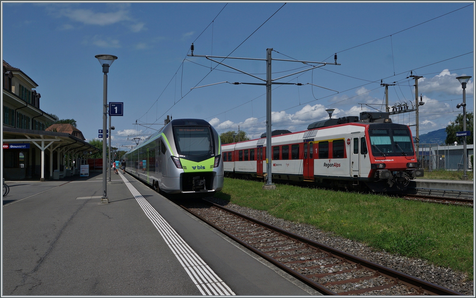 Der von der RegionAlps gemietet BLS RABe 528 105  MIKA  ist als R91 6116 von Brig (ab 11:03) nach St-Gingolph (an 13:06) unterwegs und kreuzt in Bouveret den Gegenzug.

24. Juli 2024