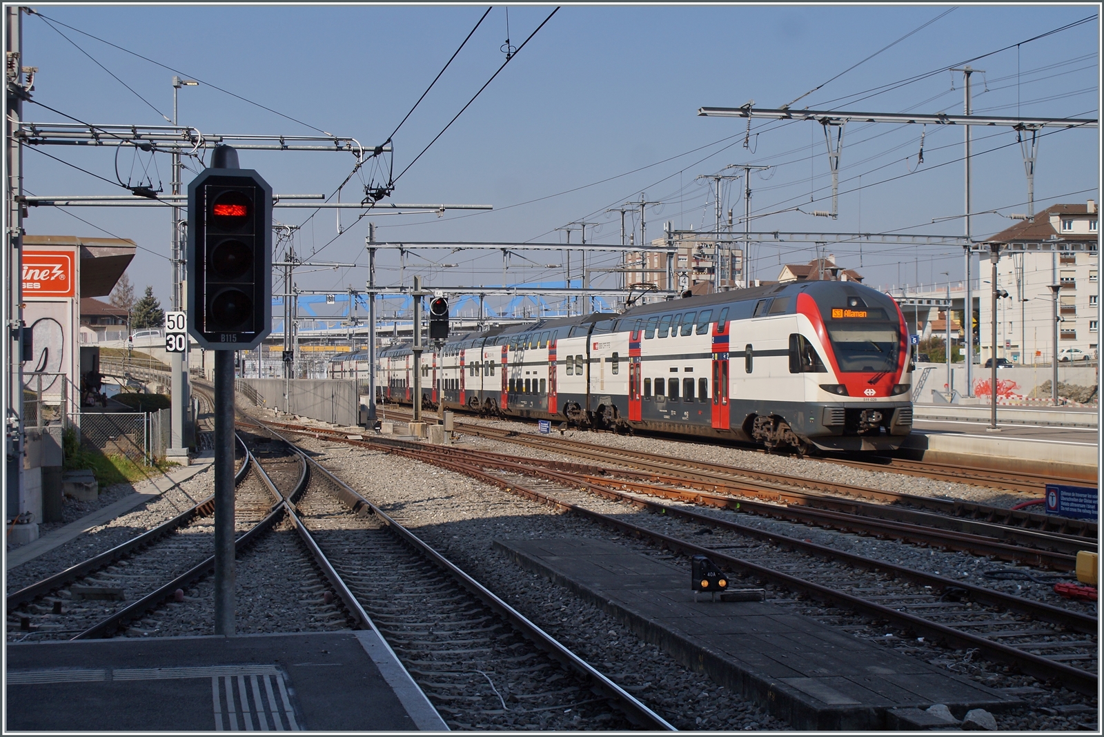 Der SBB RABe 511 025 verlässt Renens mit dem Ziel Allaman.

10. März 2022