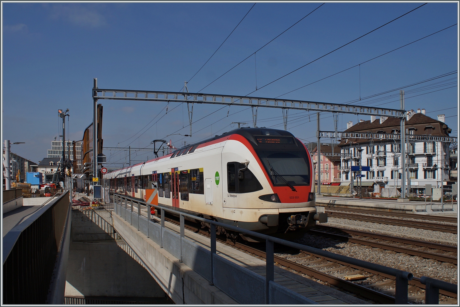 Der SBB RABe 523 021  La Veveyse  erreicht als R3 nach Vallorbe den Bahnhof von Renens VD.

29. Feb 2024