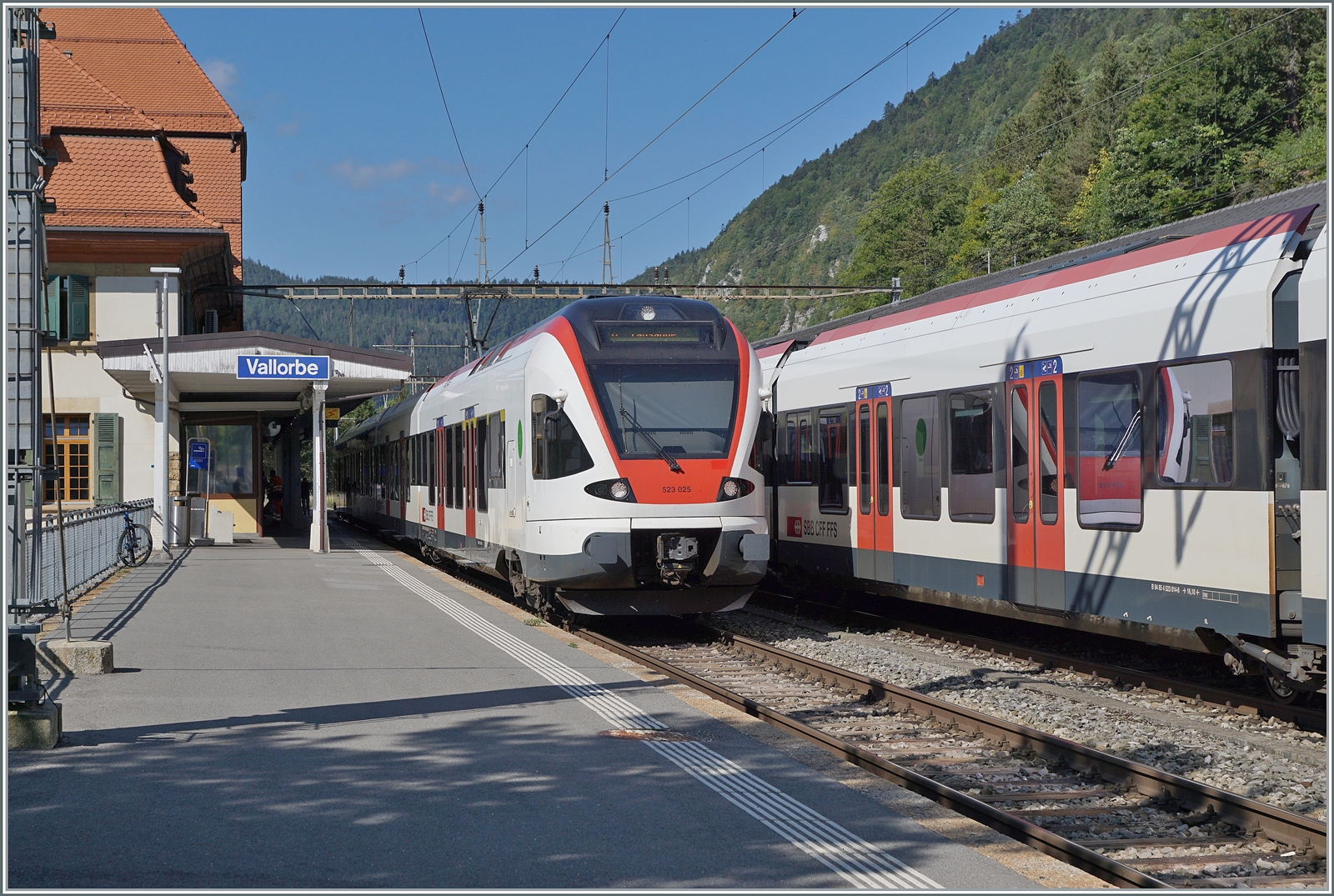 Der SBB RABe 523 025 wartet in Vallorbe als S4 auf die Abfahrt nach Lausanne.

21. Juli 2022