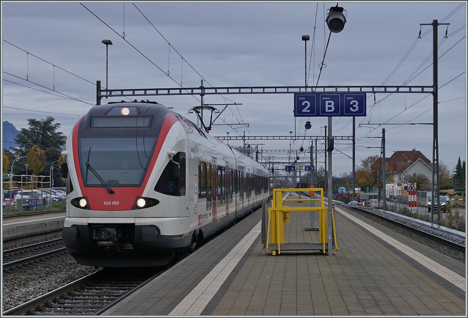 Der SBB RABe 523 052 ist als Regionalzug bzw. S20 auf dem Weg nach Biel/Bienne und erreicht den Bahnhof von Grenchen Süd.

18. November 2023