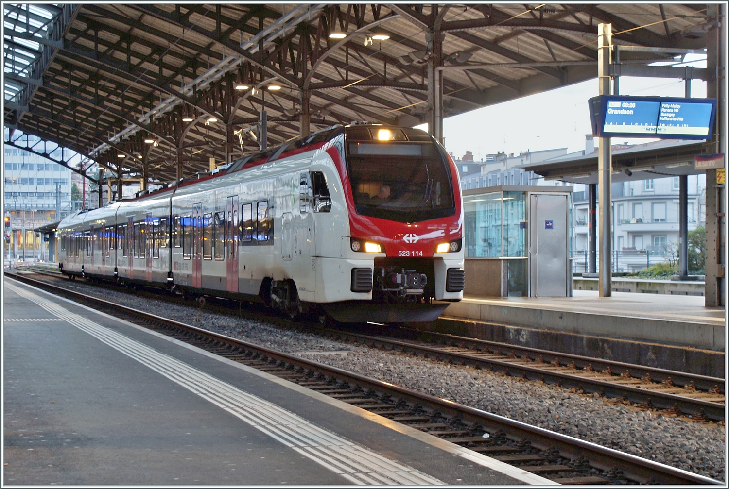 Der SBB RABe 523 104 wartet als Regio R2 auf die Abfahrt nach Grandson. Leider ist der Zug nicht mit  Bonne Année 2024  beschriftet.

1. Jan. 2024