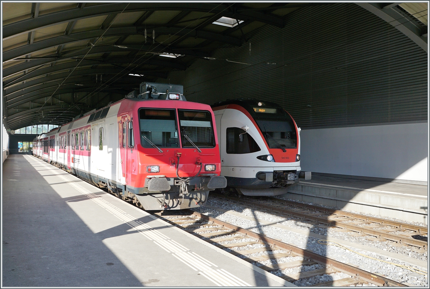 Der SBB RBDe 560 384-0 (RBDe 560 DO 94 85 7560 384-0 CH-SBB) und der RABe 523 022-7 (RABe 523 94 85 0 523 022-7 CH-SBB) warten in Le Brassus auf die Abfahrt. Während der Domino erst um 16:02 nach Vallobe fahren wird, verlässt der Flirt Le Brassus schon in wenigen Minuten, wobei man sich an die Ziel-Destination  Aigle  erst noch gewöhnen muss.

15. August 2022