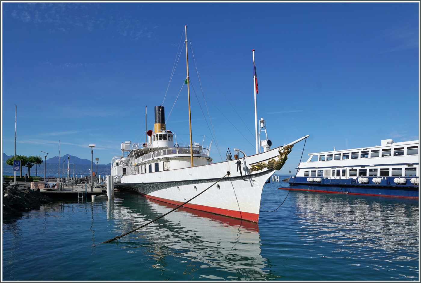 Der Schaufelraddampfer  La Suisse  der CGN wartet im Hafen von Lausanne Ouchy auf die Abfahrt.

5. Juli 2024