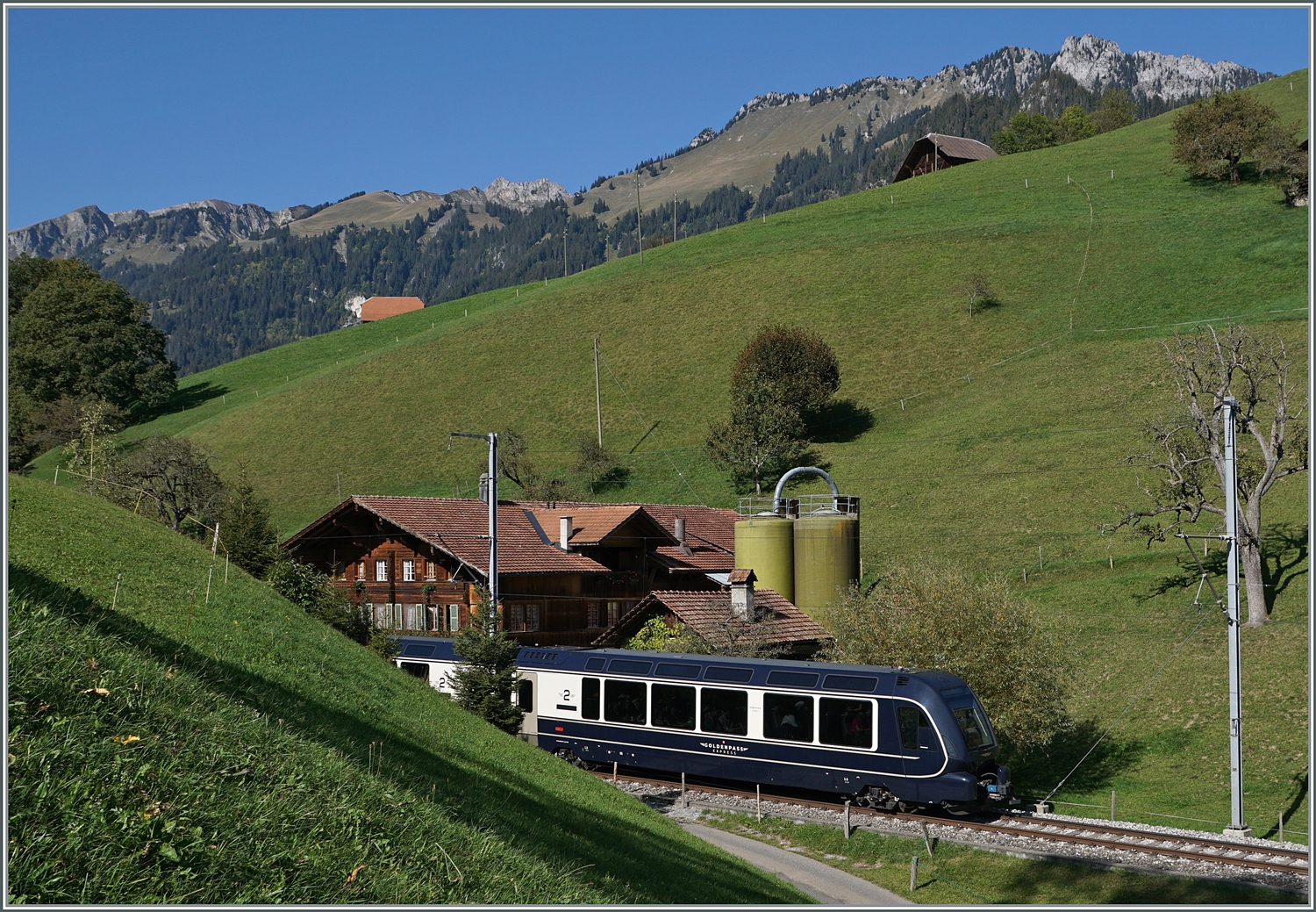 Der Steuerwagen des GoldenPass Express Montreux Interlaken bei Weissenburg. 

7. Okt. 2023