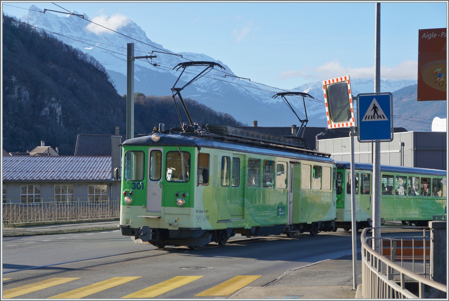 Der TPC A-L BDeh 4/4 301 mit Bt erreicht von Aigle kommend Aigle Dépôt, wo der Zug für die Weiterfahrt nach Leysin die Fahrtrichtung wechselt.

27. Jan. 2024
