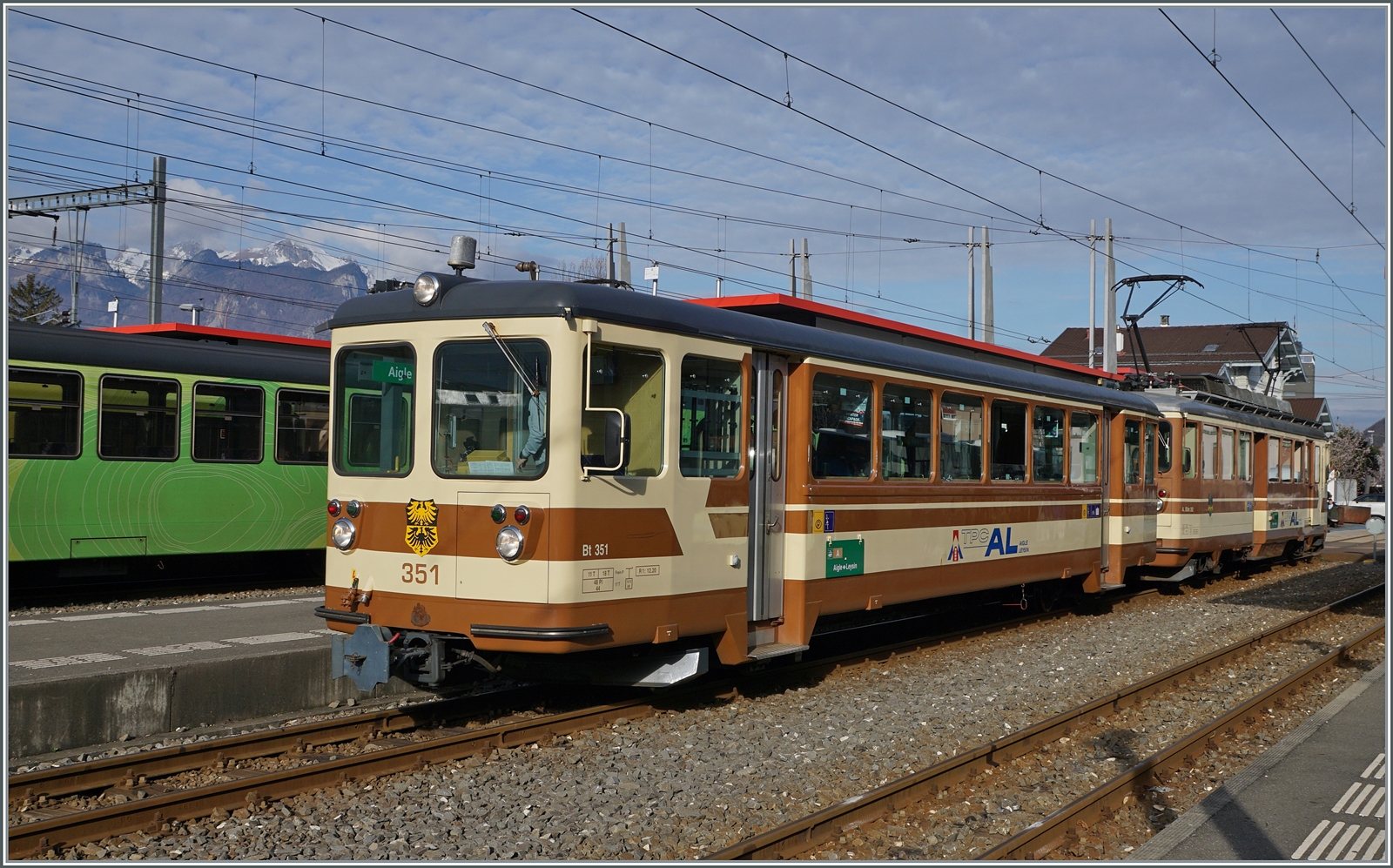 Der TPC A-L Bt 351 mit dem BDeh 4/4 302 sind weiterhin (noch) in ihrer A-L Farbgebung unterwegs und steht hier nach seiner Ankunft in Aigle zur Rangierfahrt bereit, um weggestellt zu werden. 

17. Feb 2024