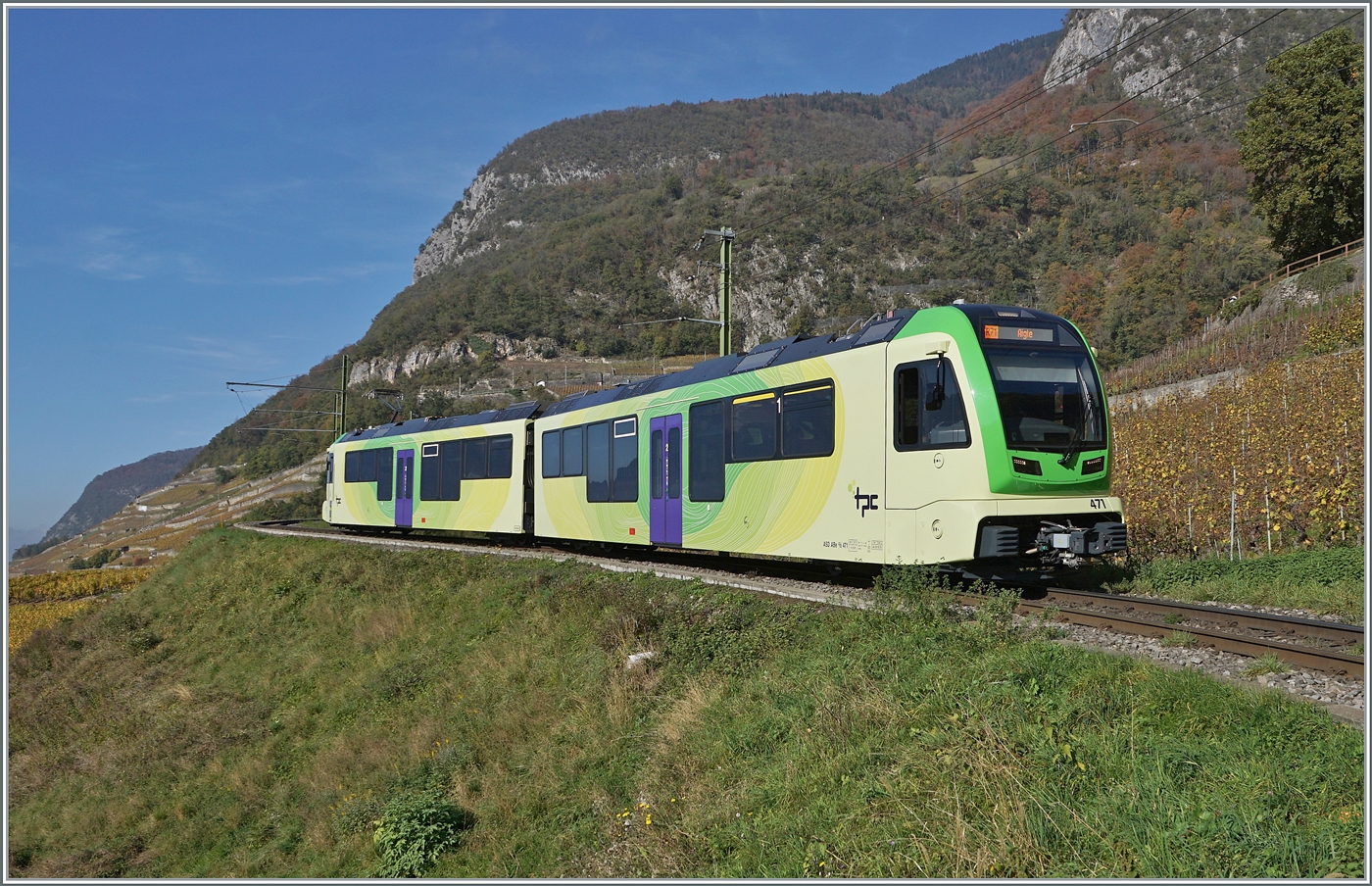 Der TPC ASD ABe 4/8 471 ist in den Weinbergen oberhalb von Aigle auf dem Weg nach Aigle. Hier als Bildvariante mit dem Zug als Hauptmotiv. 

2. Nov. 2024