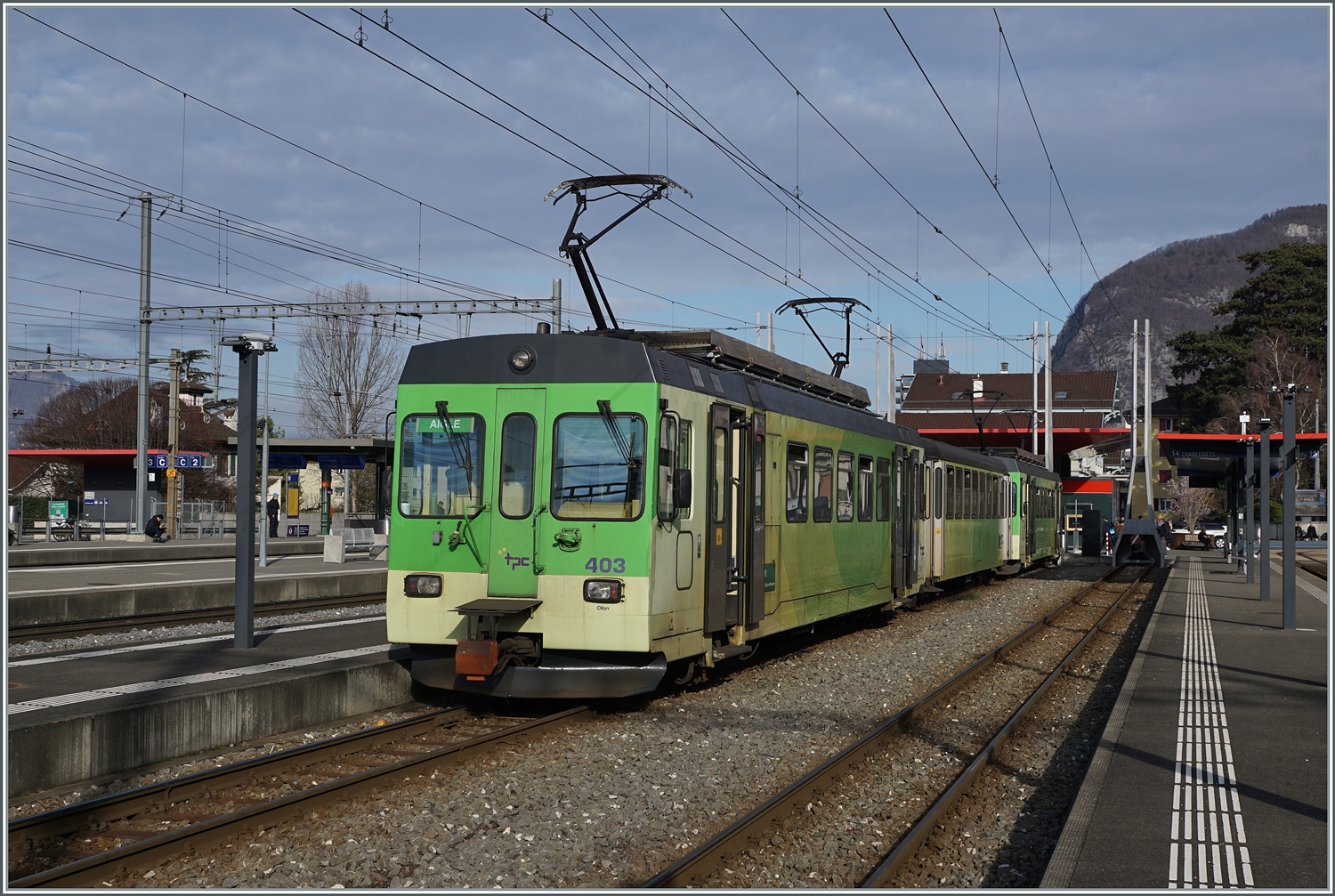 Der TPC BDe 4/4 403, Bt und BDe 4/4 402 warten in Aigle als Regio 72 auf die Abfahrt nach Les Dialberets. 

17. Februar 2024 
