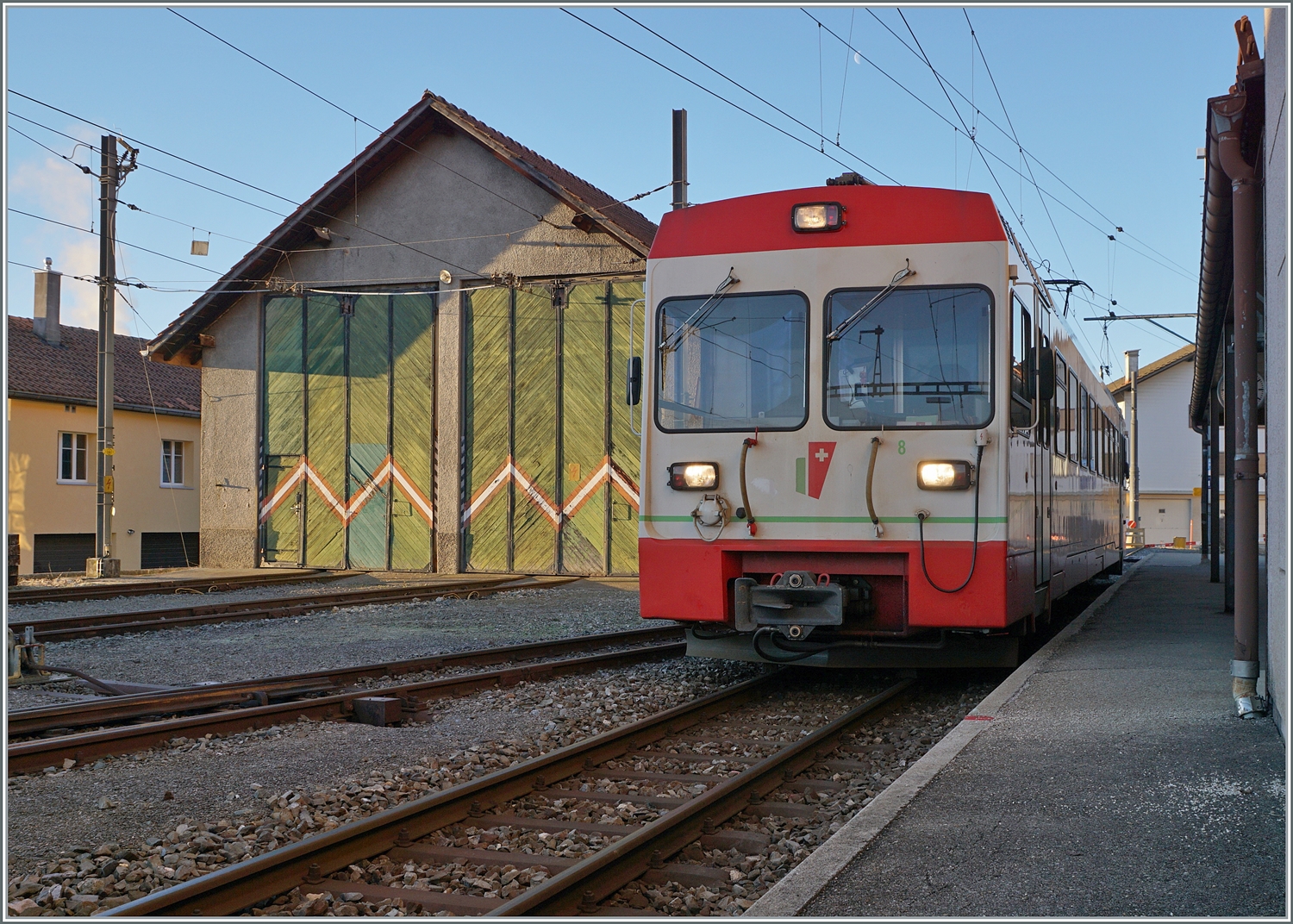 Der transN (ex cmn) BDe 4/4 N° 8 wartet in Les Ponts-de-Martel als R 22 309 auf die Rückfahrt nach La Chaux-de-Fonds.

3. Februar 2024 
