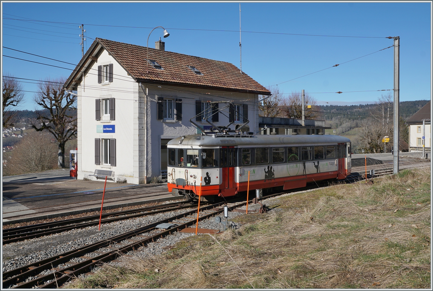 Der TRN (TansN, ex cmn) BDe 4/4 N° 3 wartet in Les Brenets auf die Rückfahrt als R 24 nach Le Locle. Eigentlich hätte die Strecke Ende 2023 stillgelegt werden sollen, doch wurden die am 24. Juli 23 entstanden Unwetterschäden beseitigt und die Bahn soll nun doch noch bis 2031 weiterhin verkehren. Dabei ist anzumerken, dass die 1950 in Italien hergestellten BDe 4/4 3 und 5 nun schon seit 74 Jahren im Einsatz stehen! Gäbe es eine Steigerung von  Nachhaltigkeit  so würde sie wohl  BDe 4/4 N° 3  lauten... 

3. Februar 2024