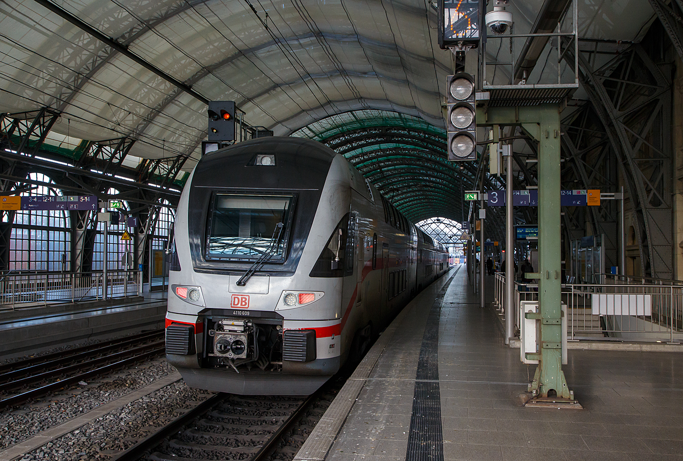 Der vierteilige Stadler KISS - IC2 4109 der Baureihe 4110 (ex Westbahn) der DB Fernverkehr AG am 08.12.2022 beim Halt im Hauptbahnhof Dresden auf Gleis 3 in der Südhalle. Er fährt als IC 2270 die Verbindung Chemnitz Hbf - Dresden Hbf - Berlin Hbf (tief) - Rostock Hbf – Warnemünde.

Diese vierteilige Stadler KISS - Garnitur IC 4109 besteht aus den Wagen 93 85 4110 109-4 CH-DB / 93 85 4110 409-8 CH-DB / 93 85 4110 509-5 CH-DB / 93 85 4110 609-3 CH-DB. Der Triebzug wurde 2016 von der Stadler Rail AG unter den Fabriknummern 4333 102, 202, 302 und 602 gebaut und an die österreichische WESTbahn geliefert. Seit Dezember 2019 sind, 9 dieser KISS. bei der DB Fernverkehr AG. Nach Anpassungen erfolgte die Betriebsaufnahme im März 2020. Diese Triebzüge sind in der Schweiz eingestellt/registriert und haben die Zulassungen für die Schweiz, Österreich und Deutschland. Eigentlich wollte die DB die Züge um ein Wagenteil verlängern, da dies aber eine komplette neue Zulassung durch das EBA erfordert hätte, hat man davon Abstand genommen.
