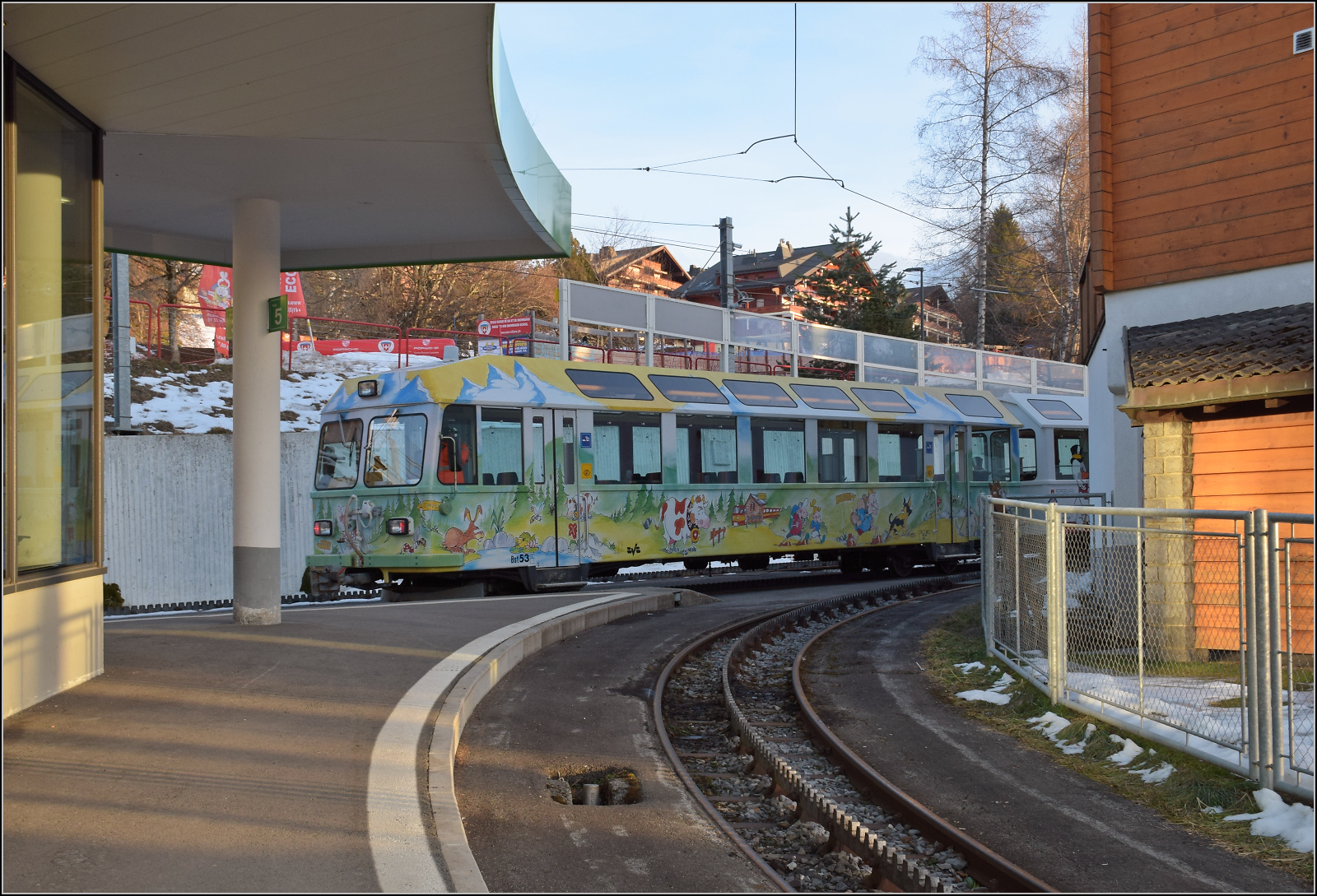 Der Wagen Bst 51 wurde 1964 als Bt 61 von SIG und MFO geliefert. Wahrscheinlich fällt die Umnummerierung im Jahr 2000 zusammen mit dem Umbau in einen Panorama- bzw. Salonwagen. Villars-sur-Ollon, Jamuar 2026.